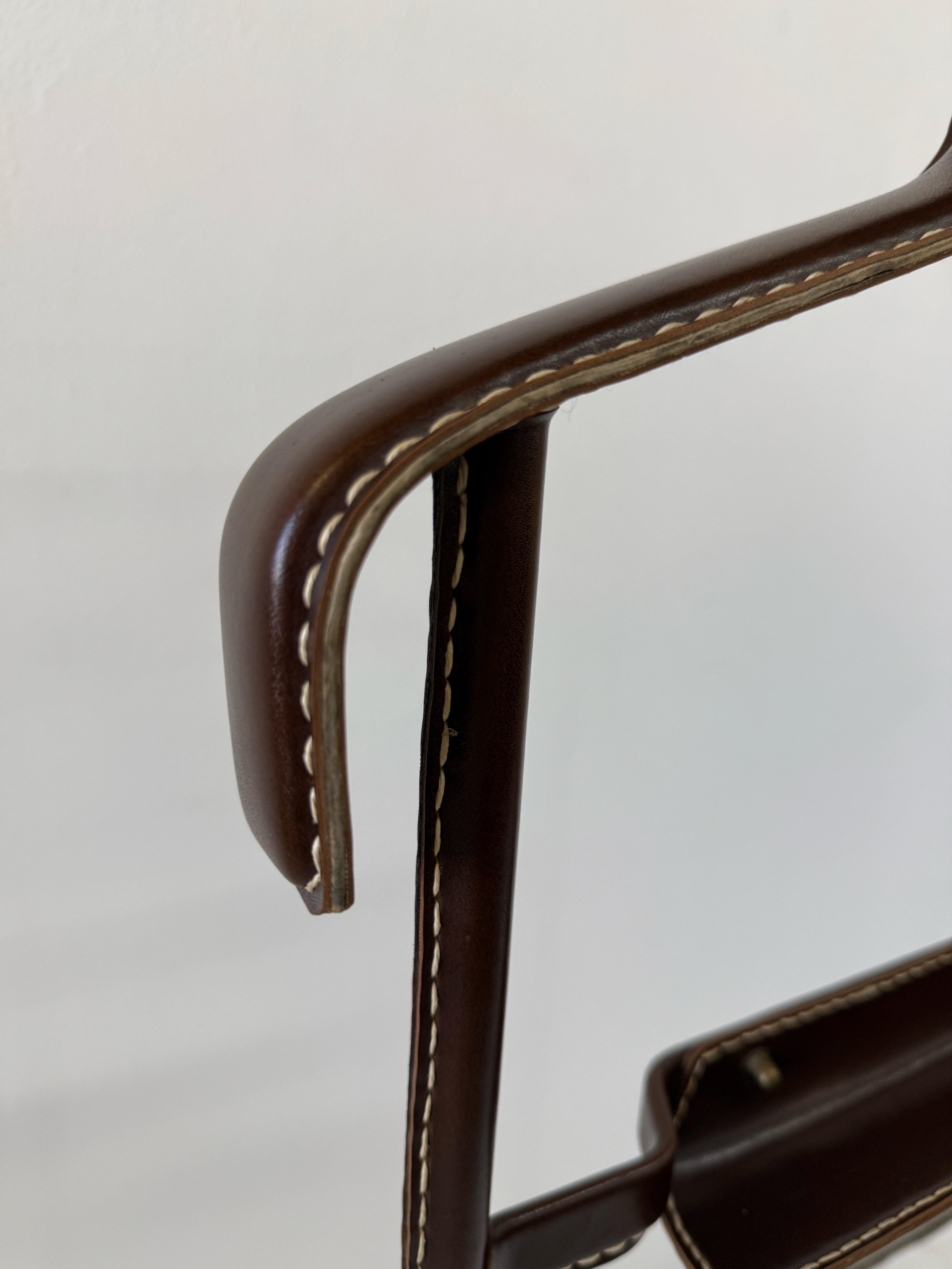 Beau valet de chambre Jacques Adnet recouvert d'un riche cuir brun foncé avec surpiqûres contrastées et détails en laiton. Une pièce vraiment intemporelle dans un magnifique état d'origine vintage.