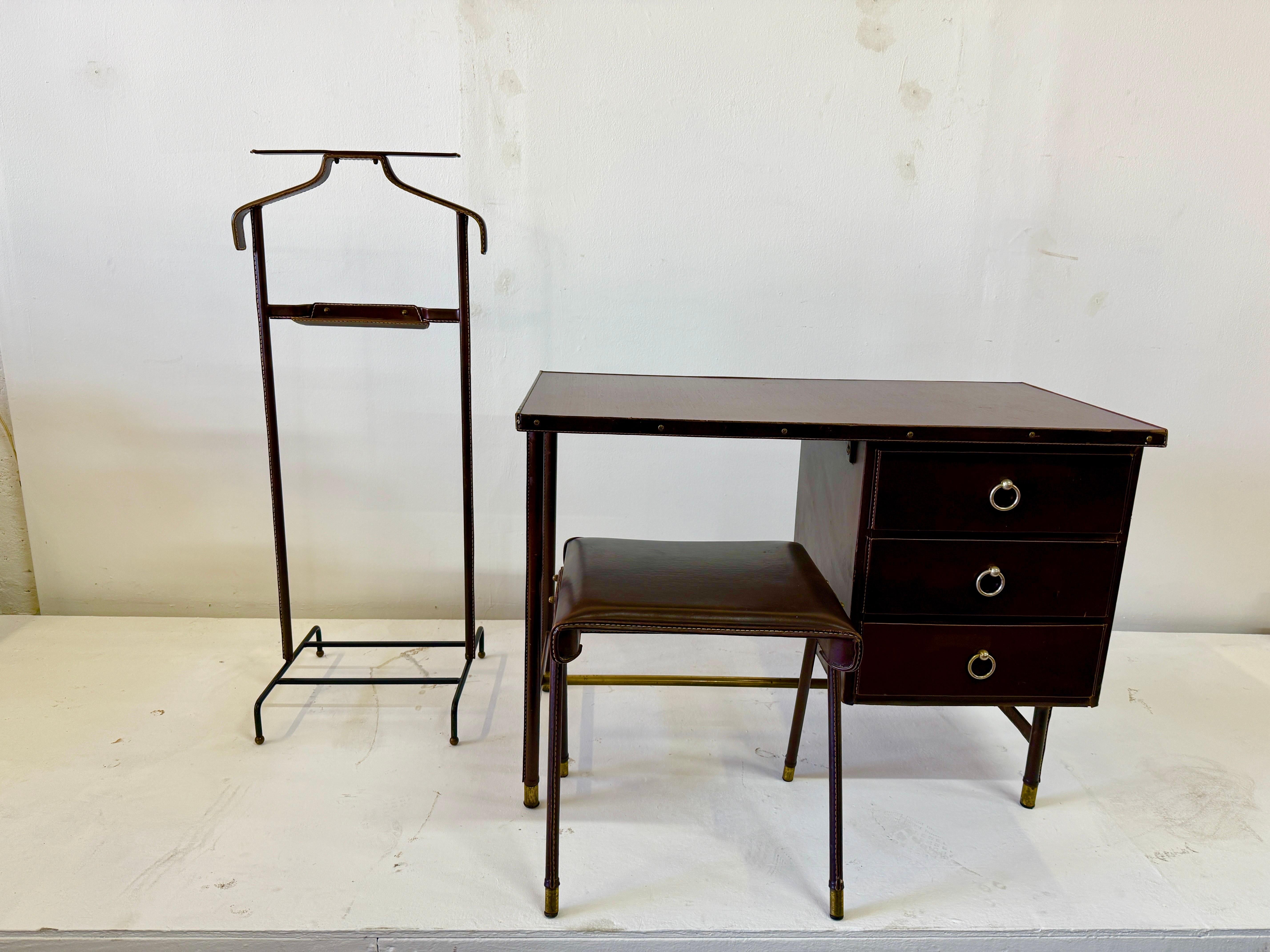 Mid-Century Modern Valet de chambre en cuir Stitch by Stitch par Jacques Adnet, 1950 en vente