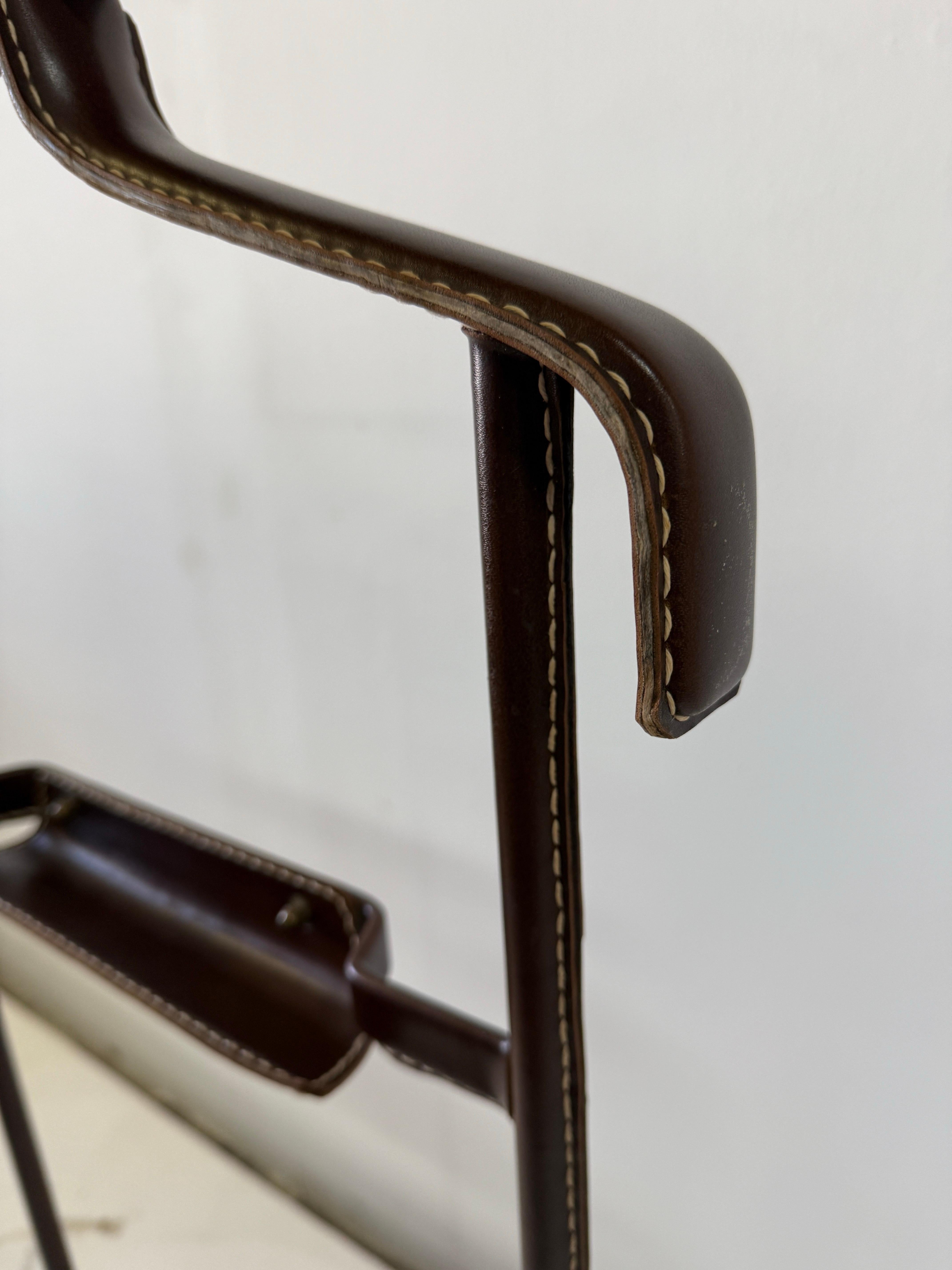 Français Valet de chambre en cuir Stitch by Stitch par Jacques Adnet, 1950 en vente