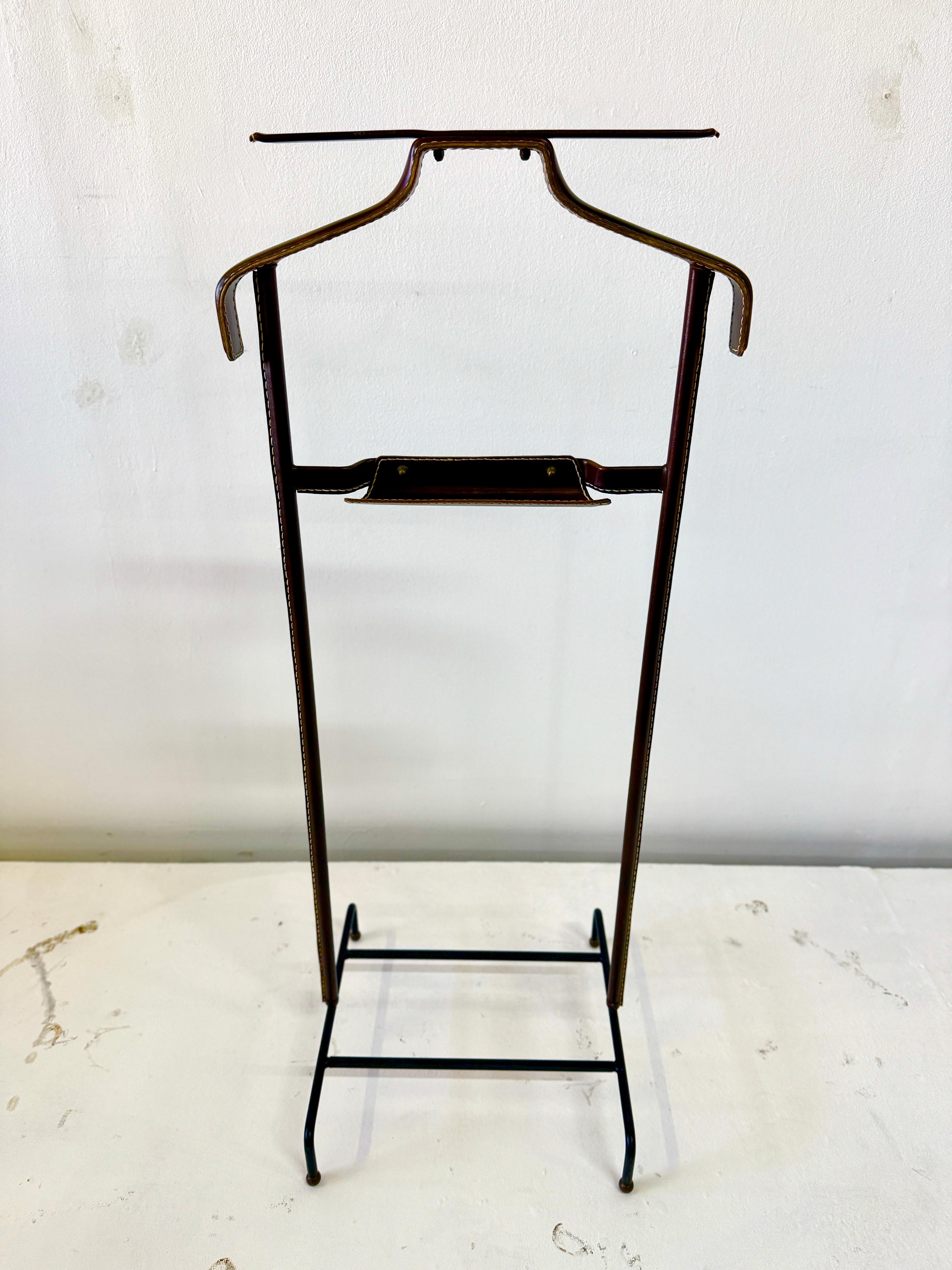 Valet de chambre en cuir Stitch by Stitch par Jacques Adnet, 1950 Bon état - En vente à North Miami, FL