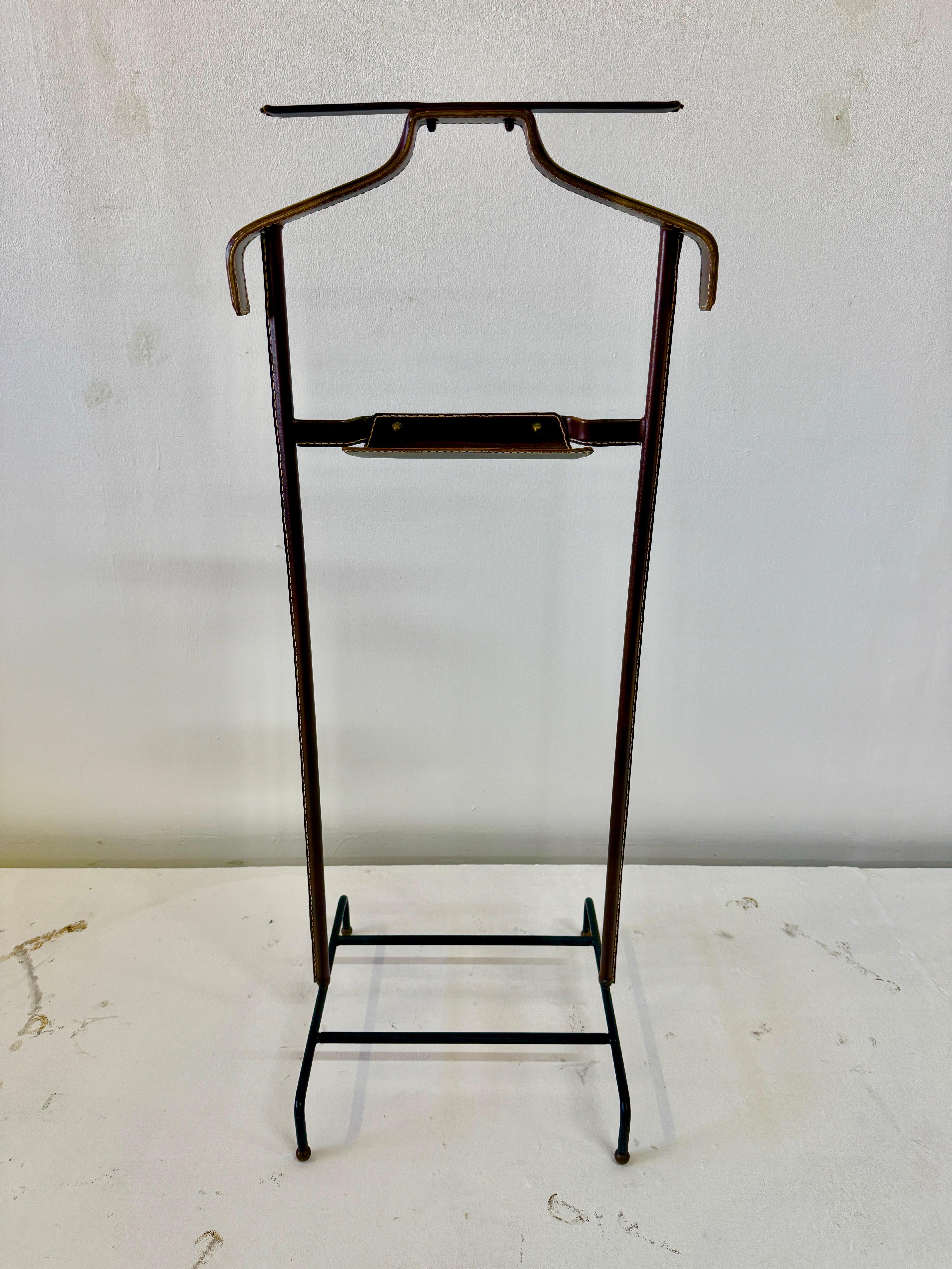 Métal Valet de chambre en cuir Stitch by Stitch par Jacques Adnet, 1950 en vente