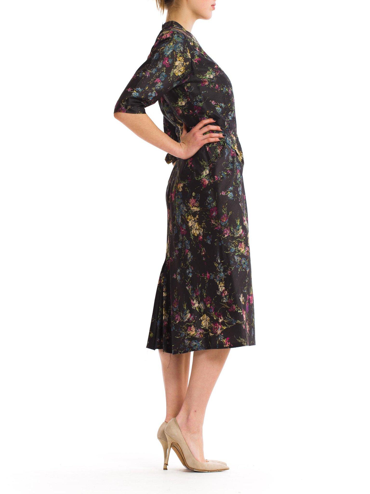 1950S Dark Grey Floral Silk Shantung Day To Night Dress With Belted Waist In Excellent Condition In New York, NY