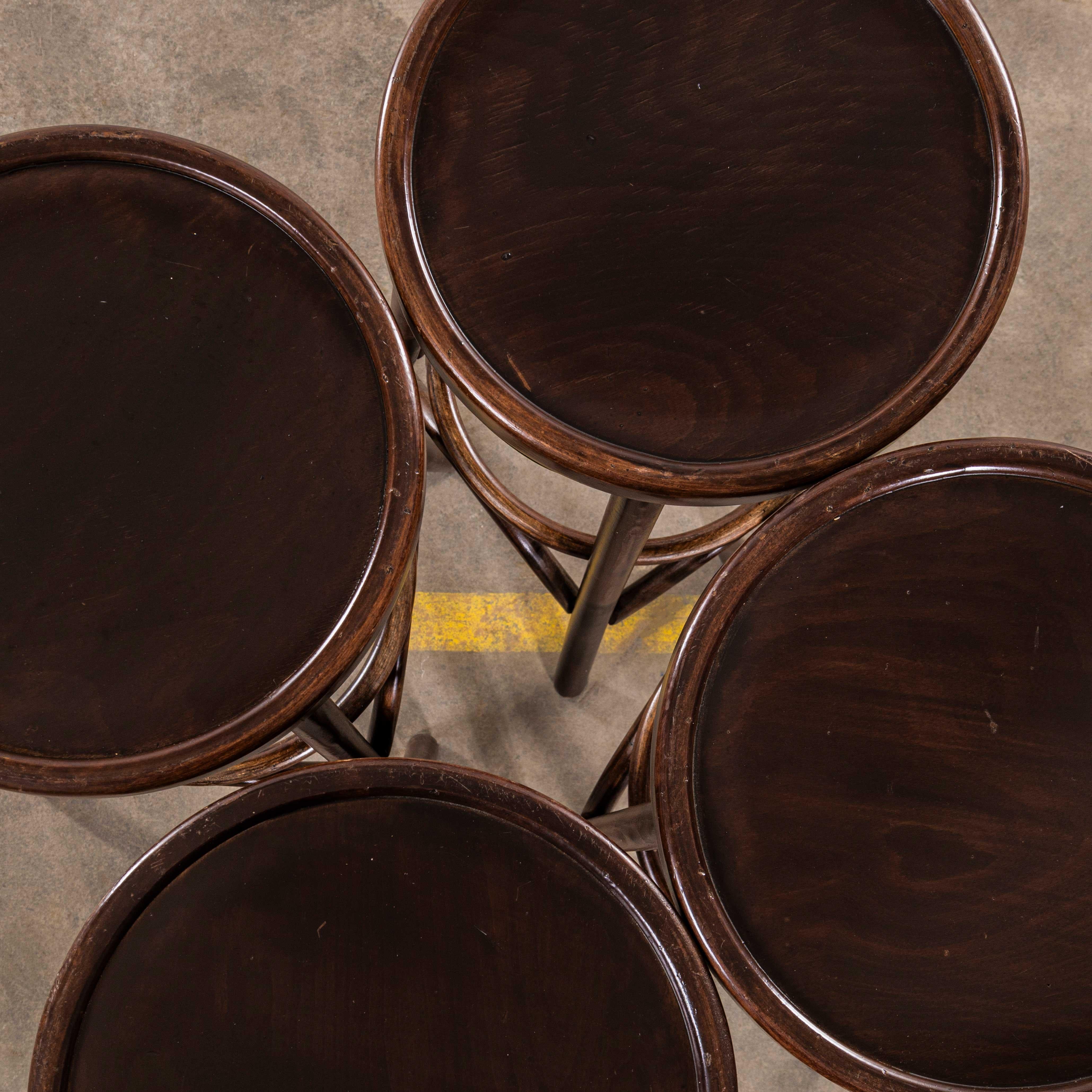 Taburetes de bar de madera curvada de roble oscuro de los años 50 - Juego de cuatro en Bueno estado para la venta en Hook, Hampshire