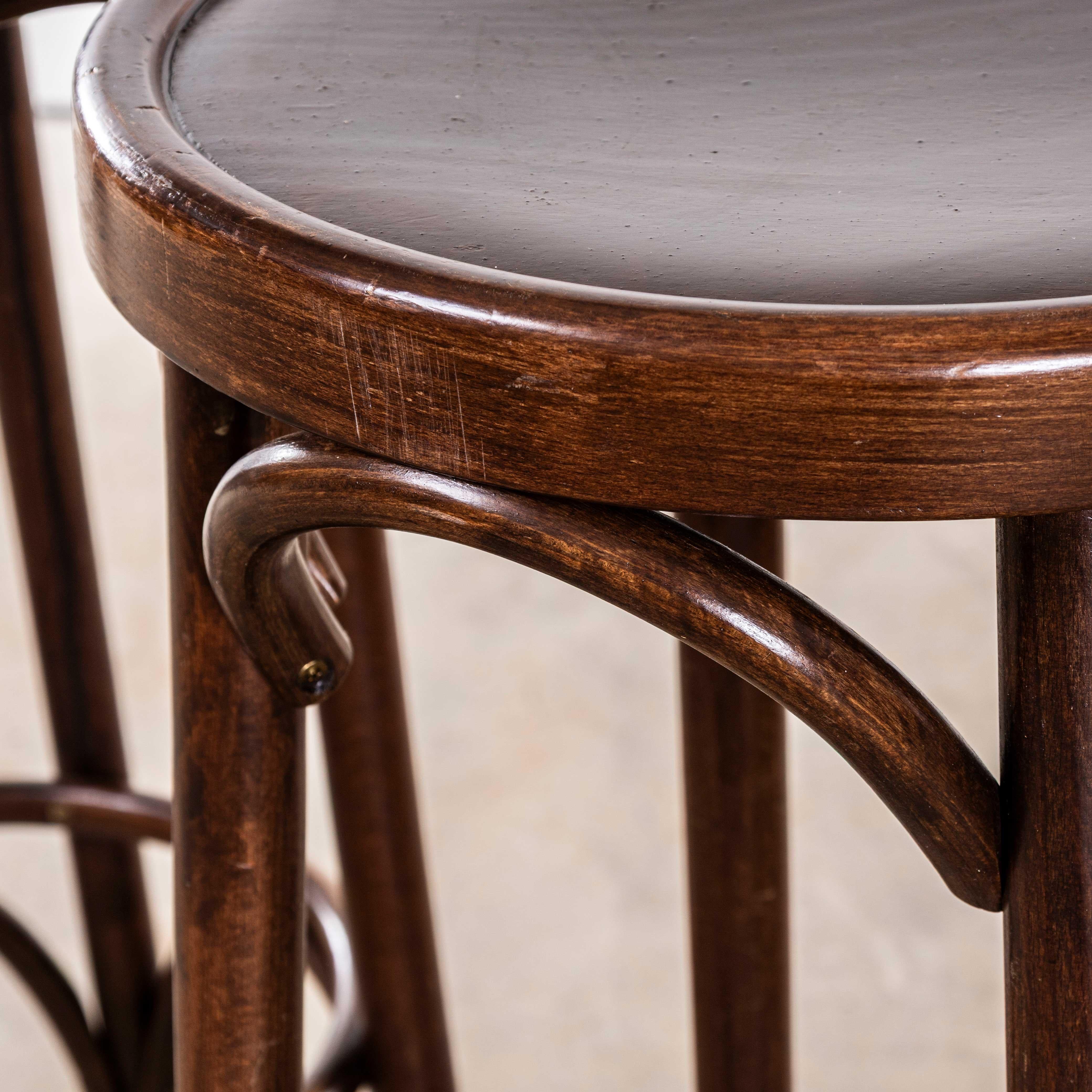 Taburetes de bar de madera curvada de roble oscuro de los años 50 - Juego de cuatro mediados del siglo XX en venta