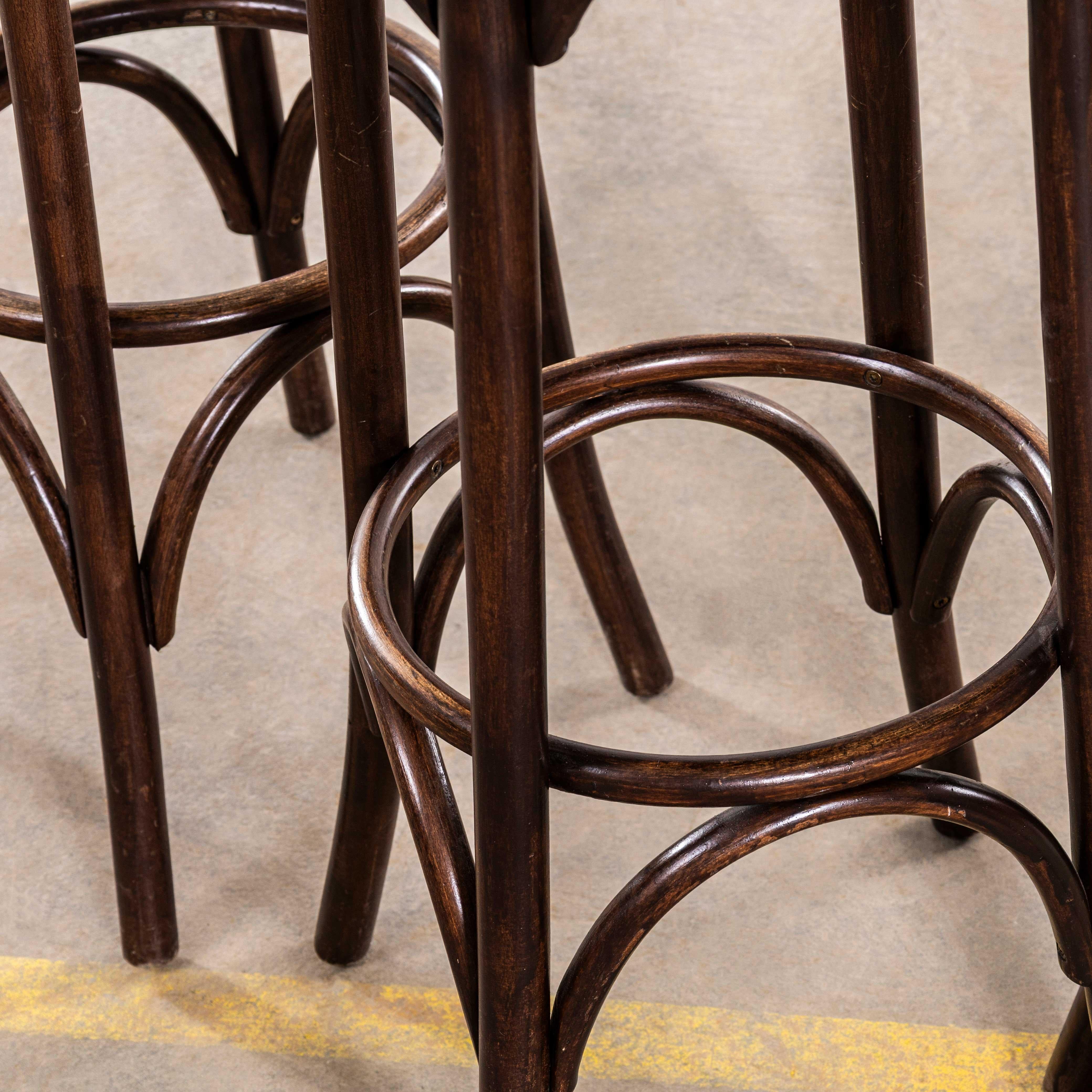 Taburetes de bar de madera curvada de roble oscuro de los años 50 - Juego de cuatro Haya en venta