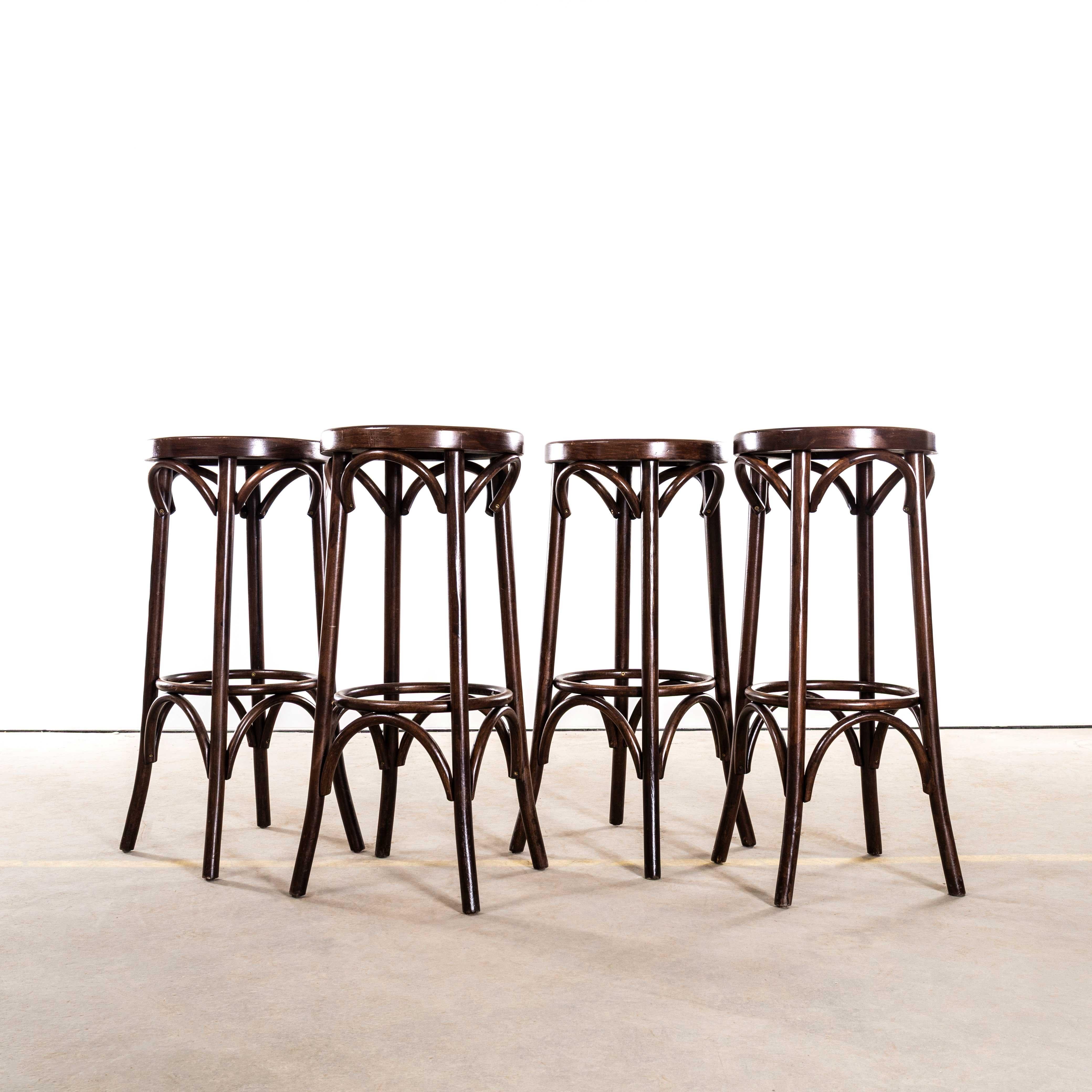 Taburetes de bar de madera curvada de roble oscuro de los años 50 - Juego de cuatro en venta 1