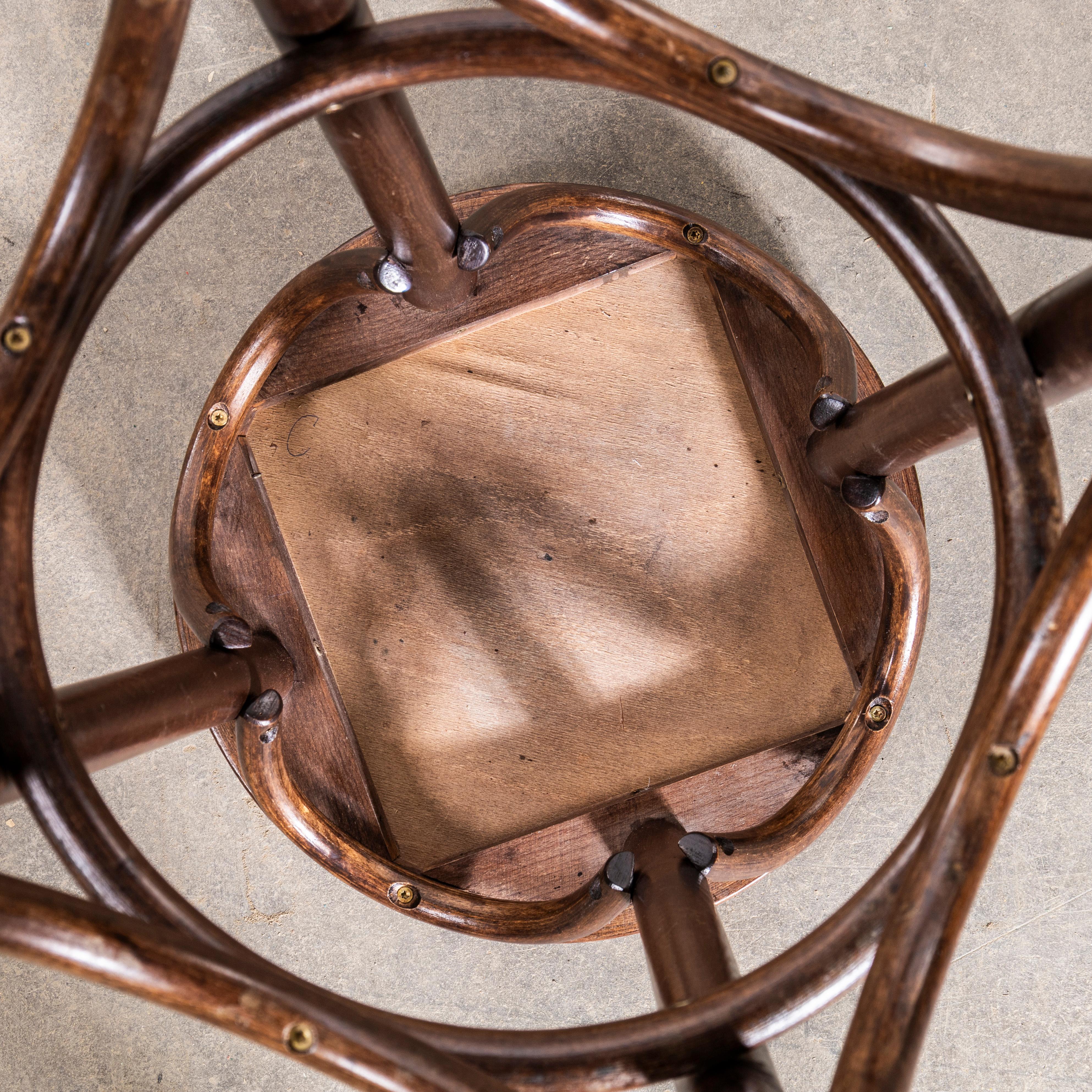 Taburetes de bar de madera curvada de roble oscuro de los años 50 - Juego de cuatro en venta 3