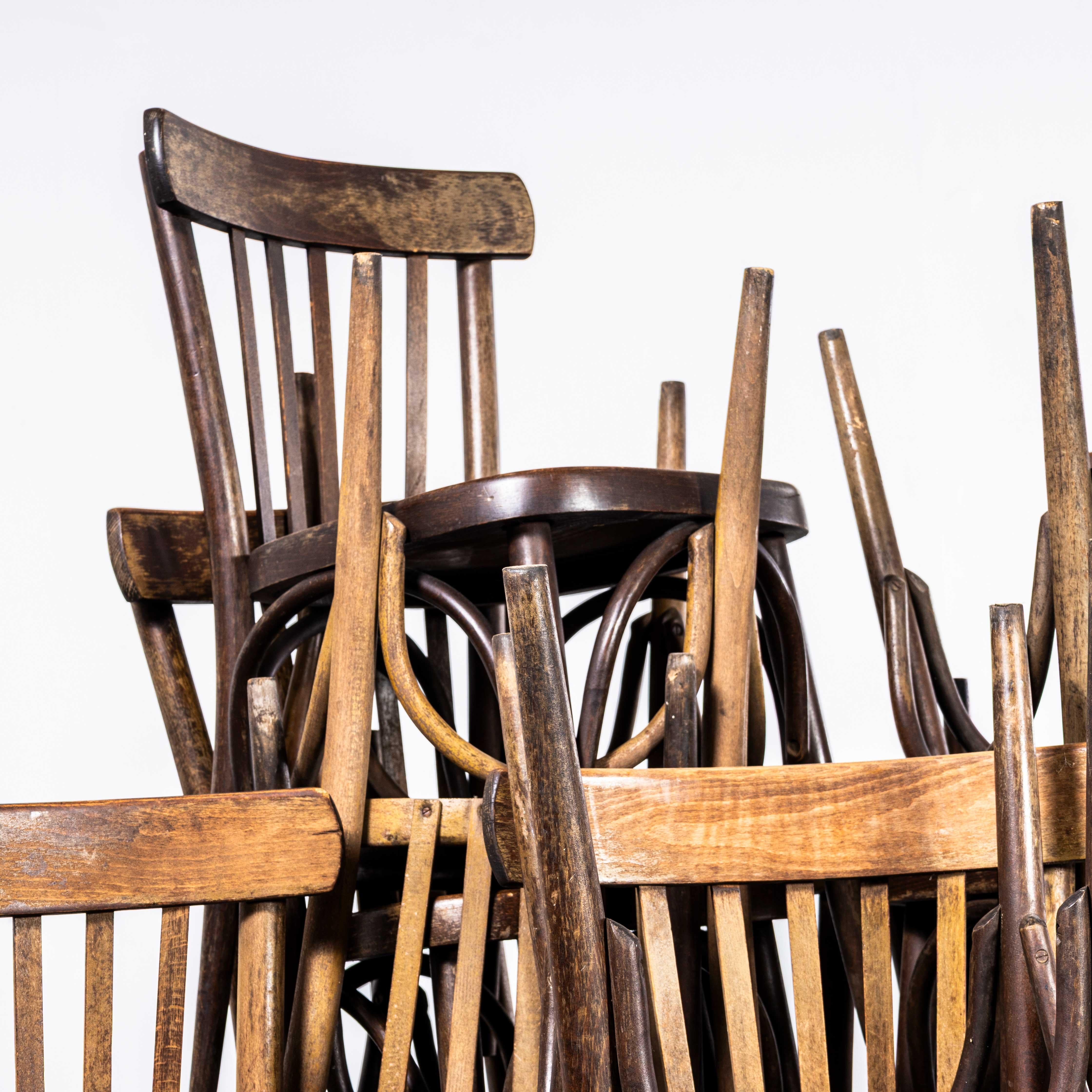Sillas de comedor de madera curvada de bistro de roble oscuro de los años 50 Europeo en venta