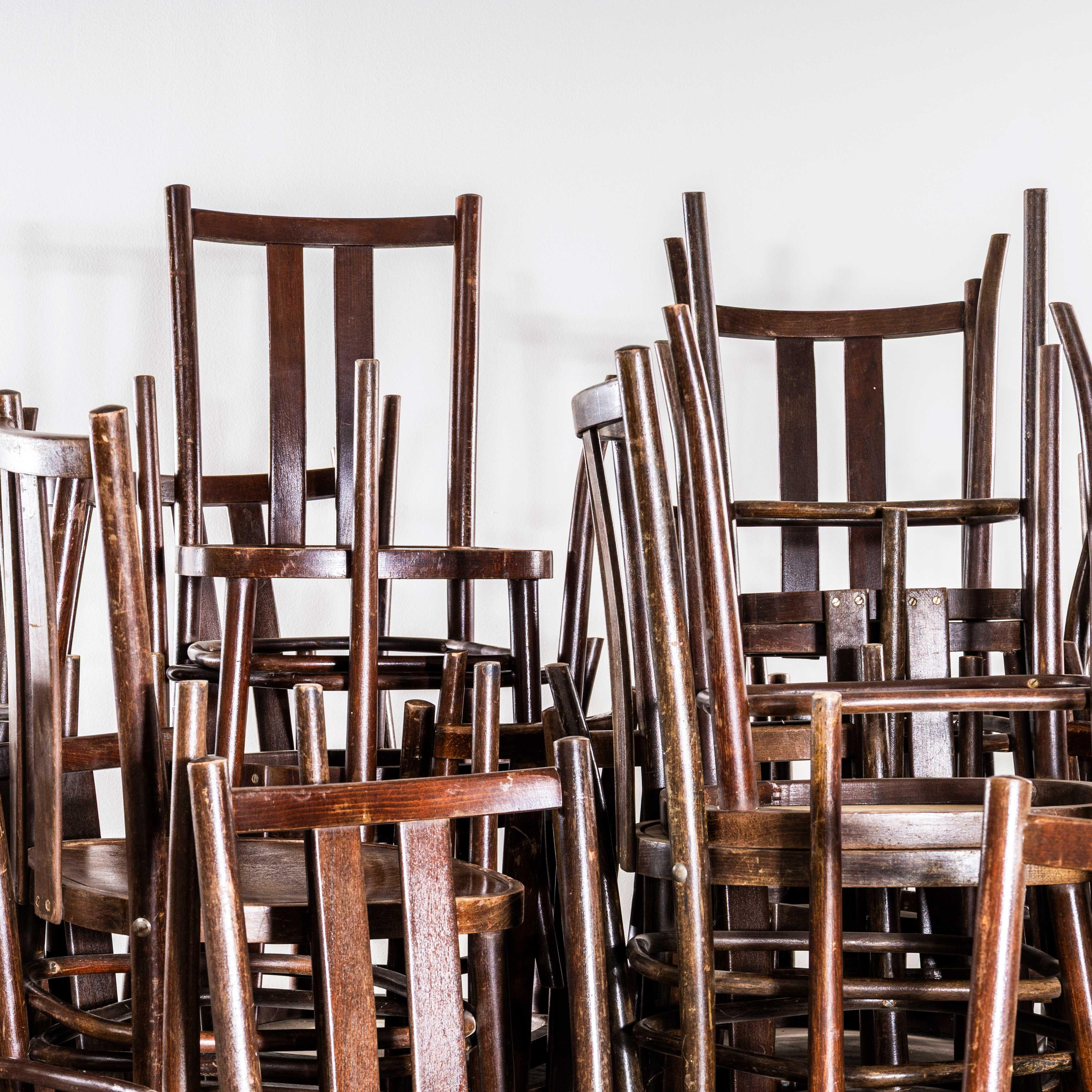 Chêne Chaises de salle à manger en bentwood raffiné en chêne foncé des années 1950 en vente