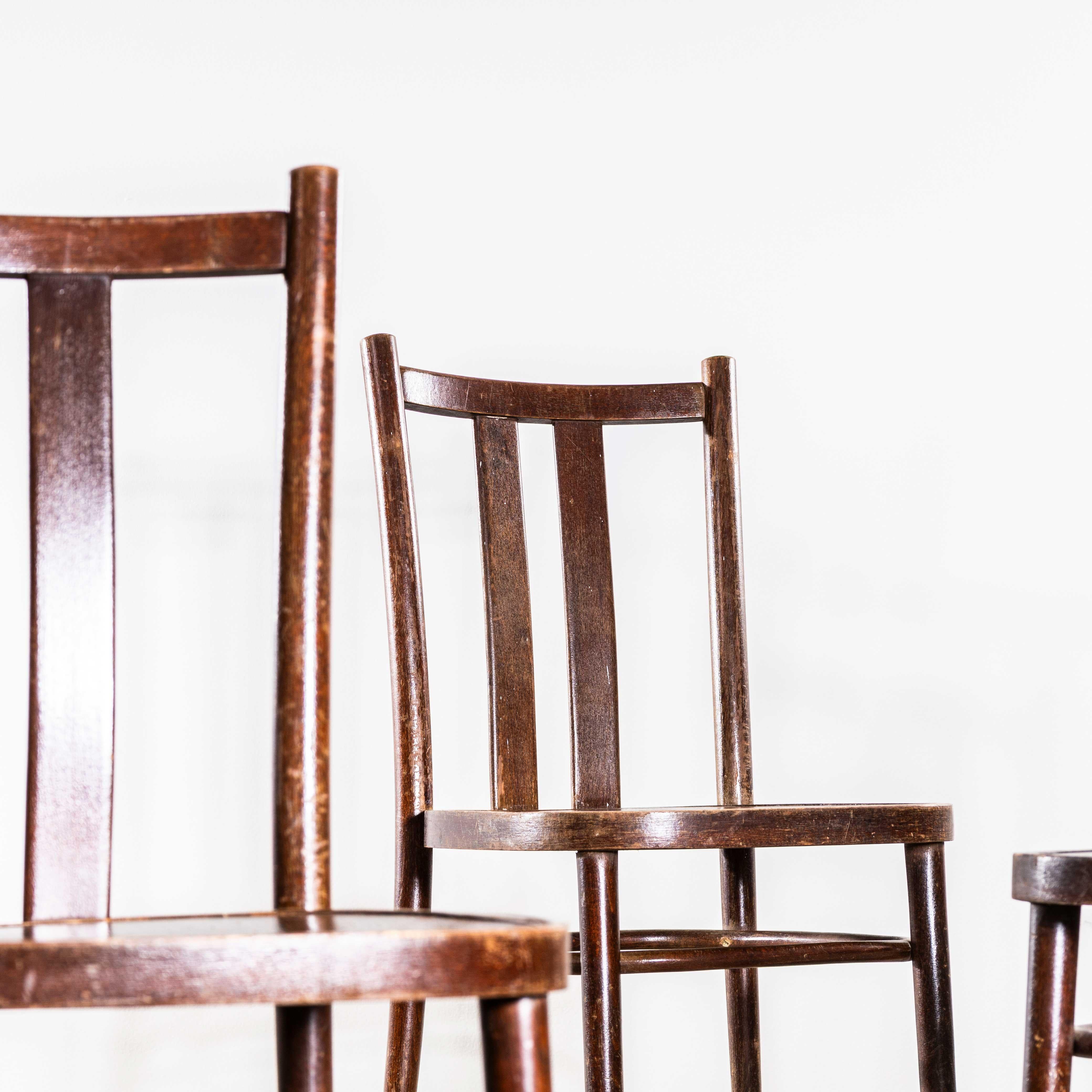 Chaises de salle à manger en bentwood raffiné en chêne foncé des années 1950 en vente 4