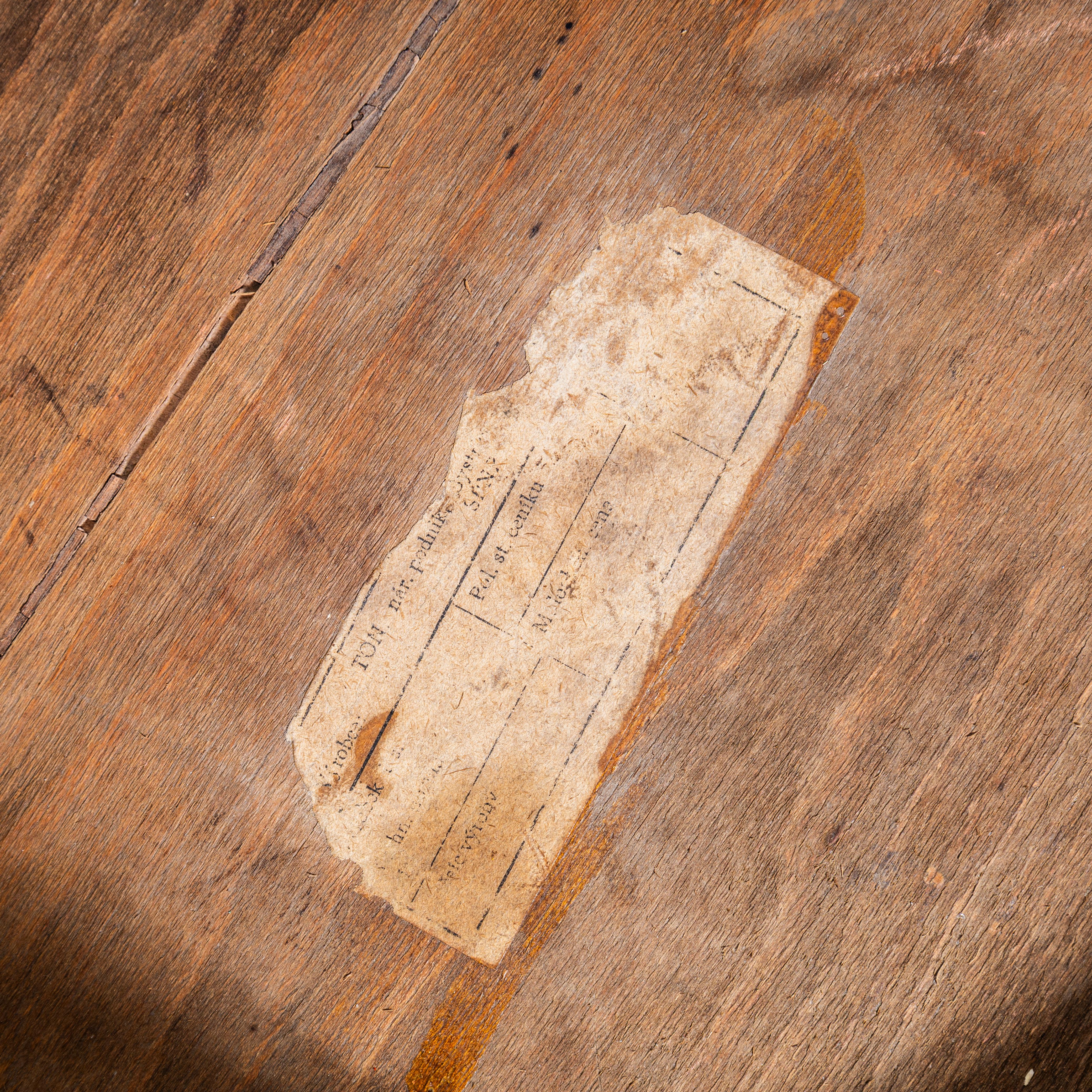 Sillas de comedor de madera curvada con respaldo simple de roble oscuro de los años 50 en venta 4