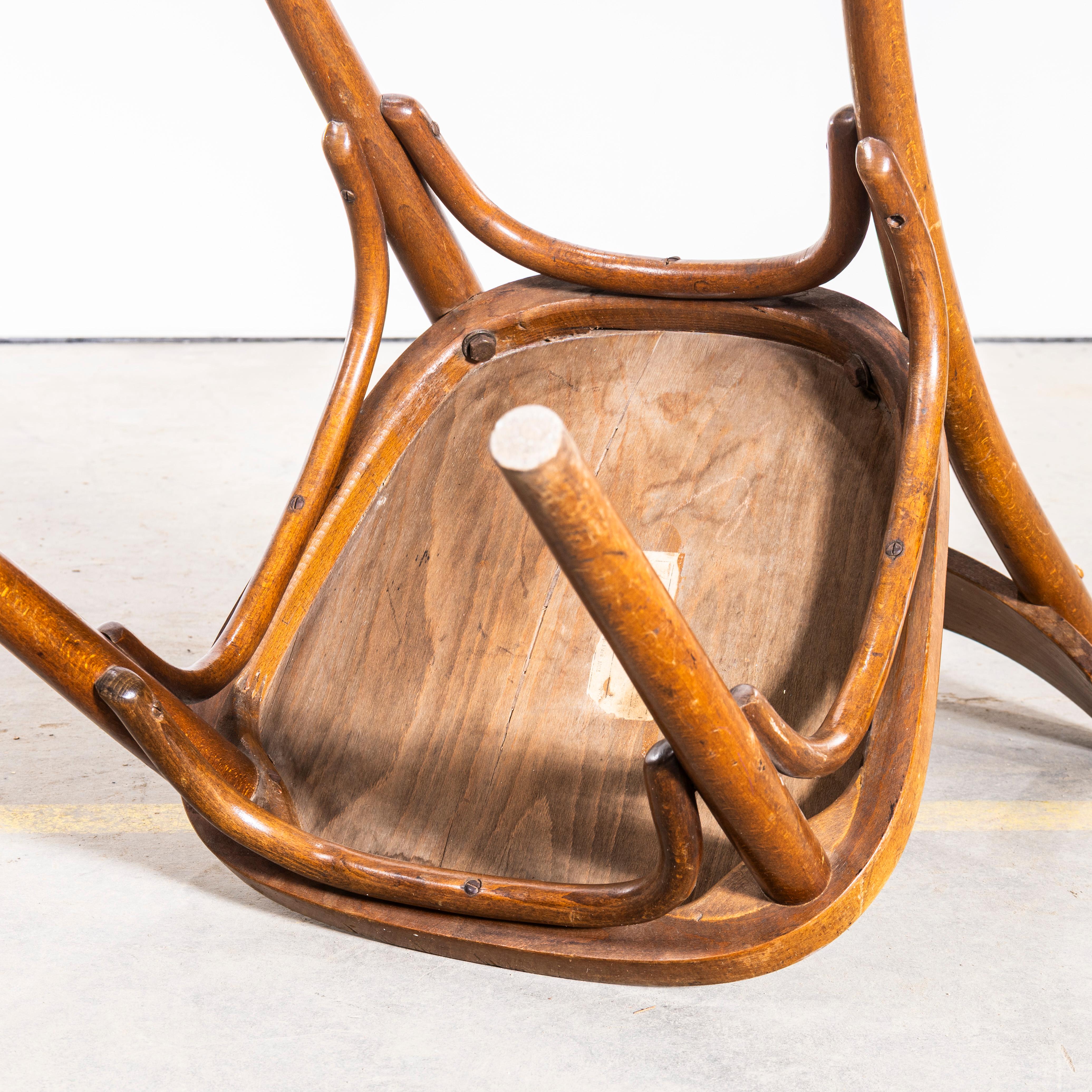 Sillas de comedor de madera curvada con respaldo simple de roble oscuro de los años 50 en venta 5