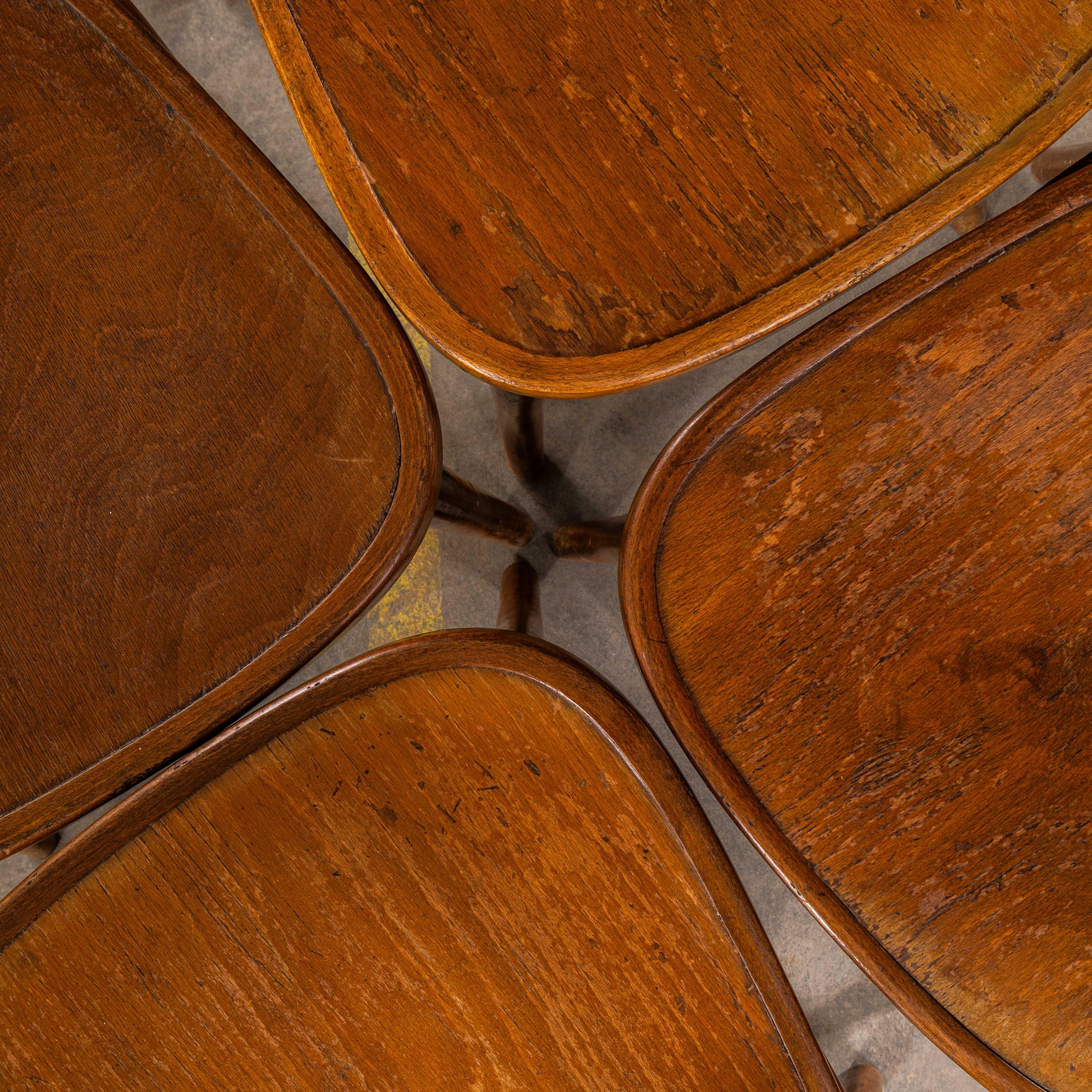 Sillas de comedor de madera curvada con respaldo simple de roble oscuro de los años 50 en venta 2
