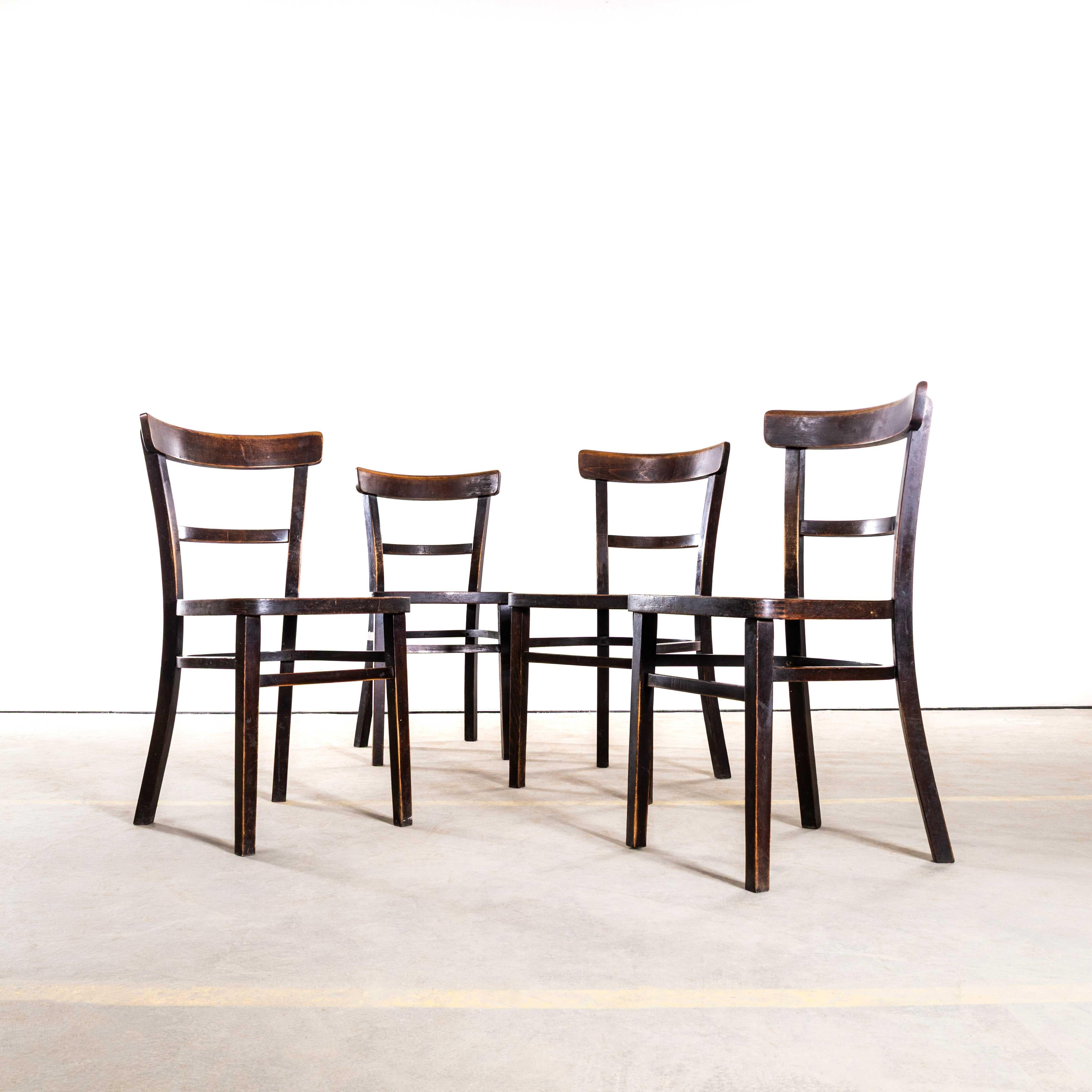 1950's Dark Oak Single Bar Dining Chairs - Set Of Four. 
Hochwertige, maßstabsgetreue Esszimmerstühle der berühmten tschechischen Firma Ton, die noch heute tätig ist und schöne Stühle herstellt. Nach dem Zweiten Weltkrieg wurde das Thonet-Werk in
