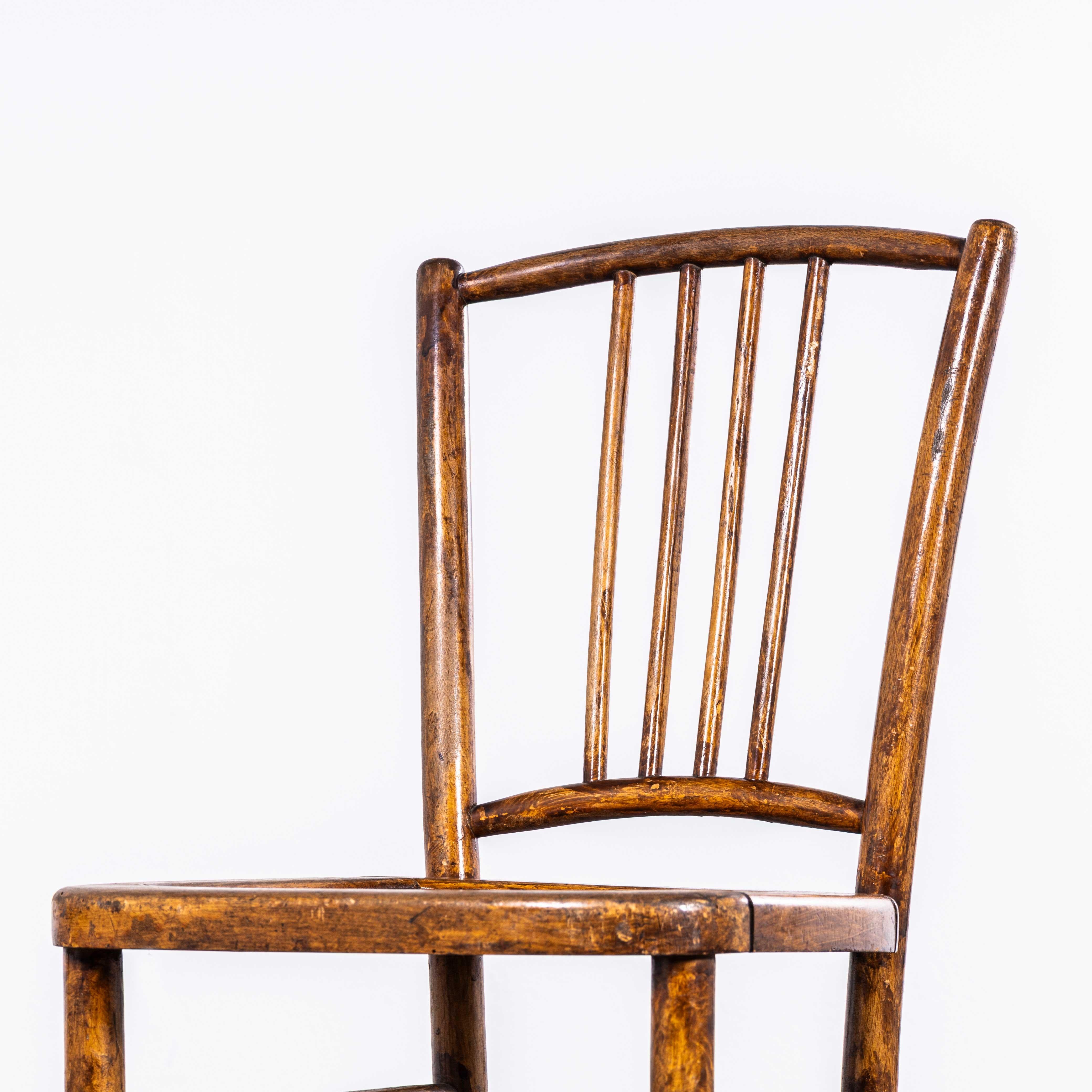 Paire de chaises de salle à manger Luterma des années 1950, à dossier à barreaux, de couleur foncée. 

Le procédé de cintrage du hêtre à la vapeur pour créer des chaises élégantes a été découvert et développé par Thonet, mais lorsque ses brevets ont