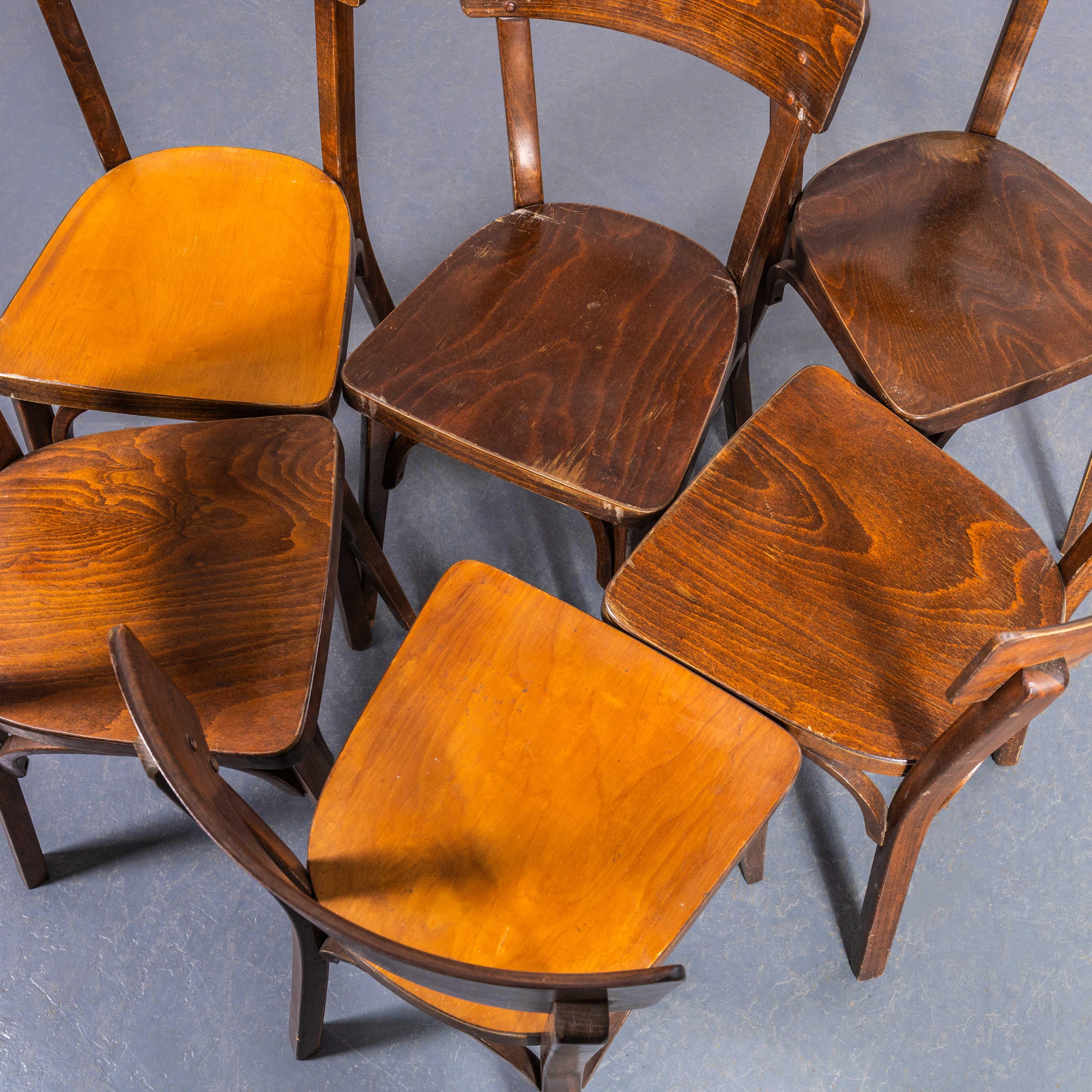 Sedie da pranzo in legno scuro Shakers Baumann Bentwood degli anni '50 - Set di sei. 

Baumann è un produttore francese un po' fuori dai radar che sta iniziando a farsi strada nel mercato. Baumann è stata fondata nel 1901 dallo svizzero Emile