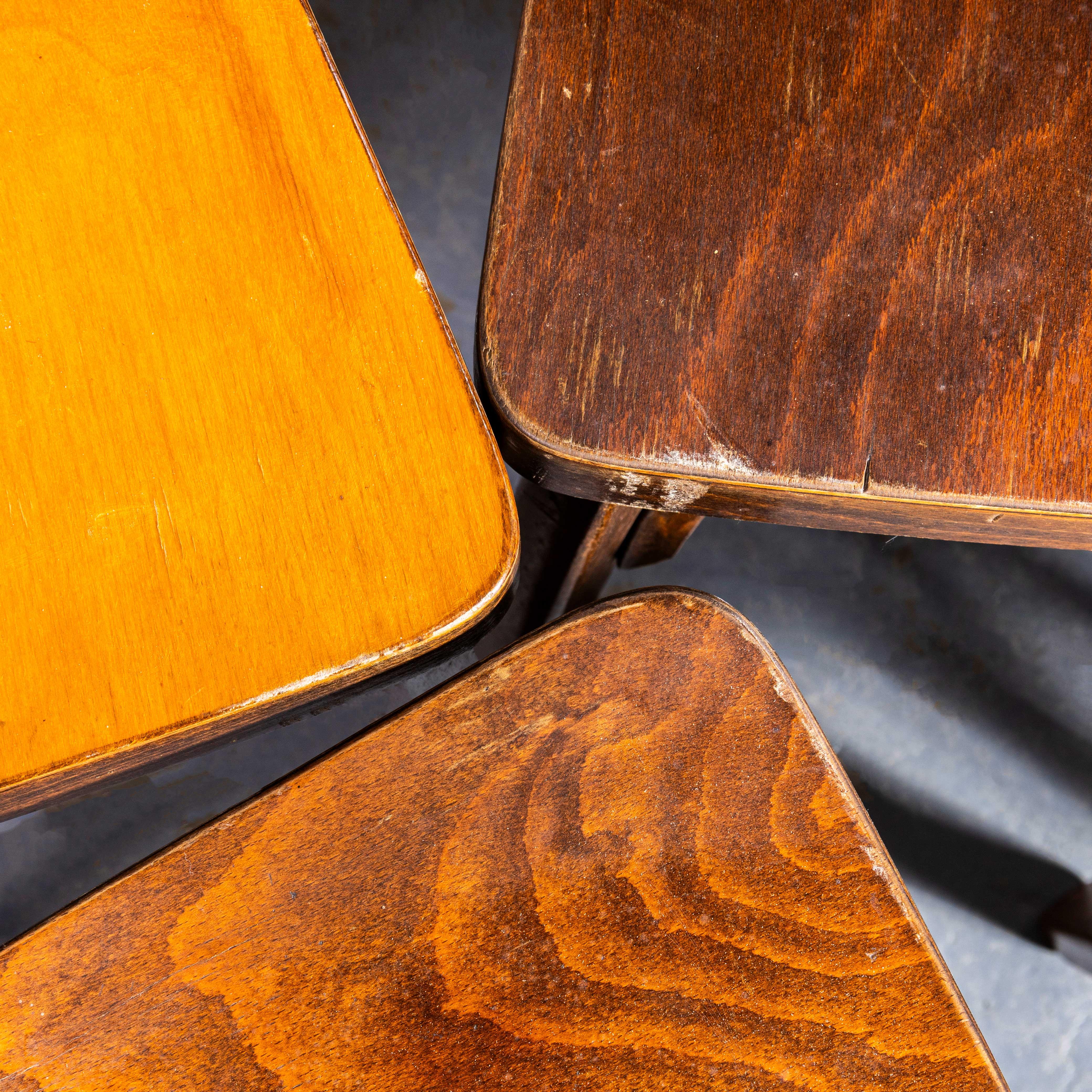 Francese Set di sei sedie da pranzo in legno scuro Shakers Baumann degli anni '50 in vendita