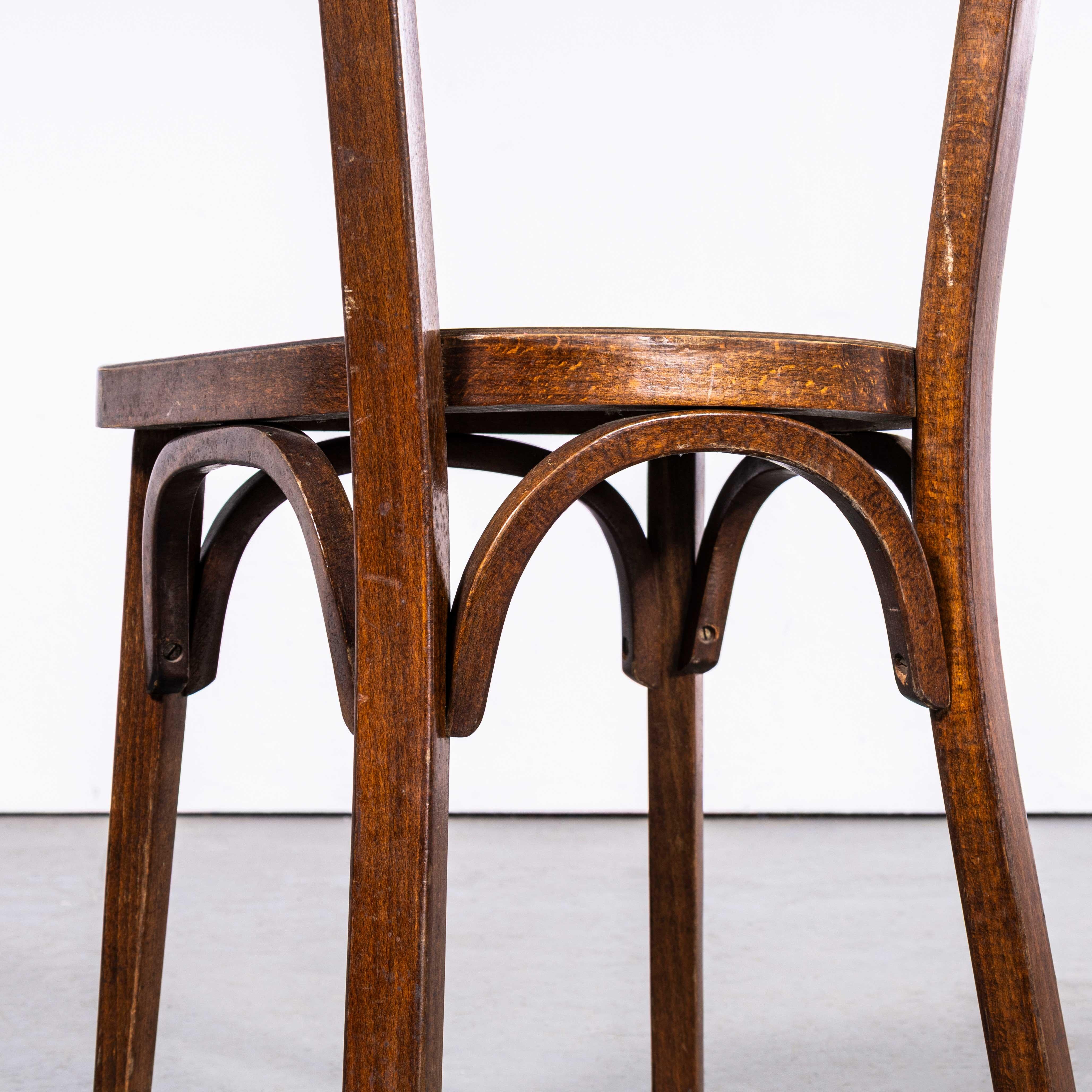 Legno curvato Set di sei sedie da pranzo in legno scuro Shakers Baumann degli anni '50 in vendita