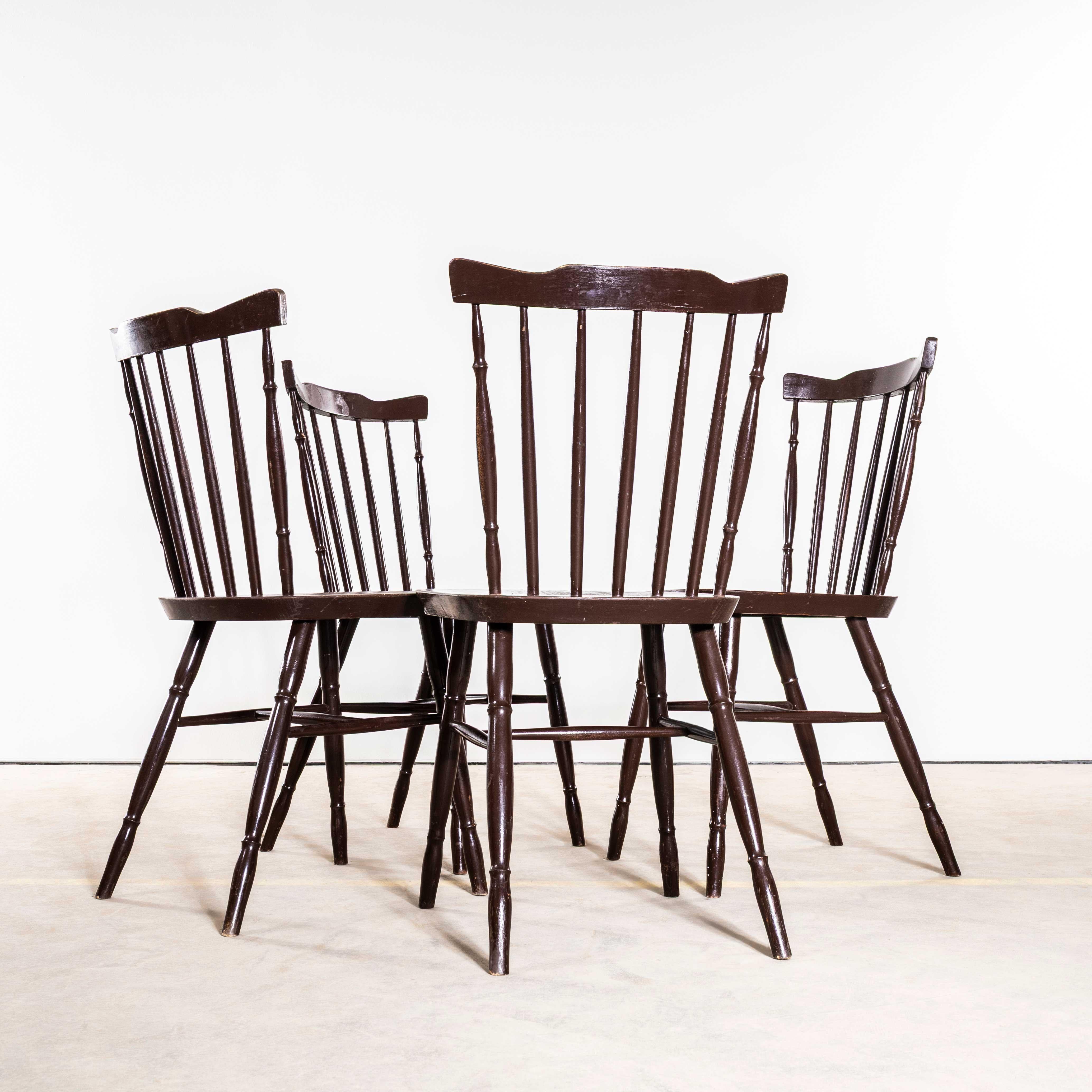 Sedie da pranzo con schienale a fuso tornito scuro degli anni '50 - Set di quattro. Sedie classiche con schienale a fuso di buona qualità, con un raffinato dettaglio di fuso e un buon colore e carattere di Oak scuro. Le sedie sono state realizzate