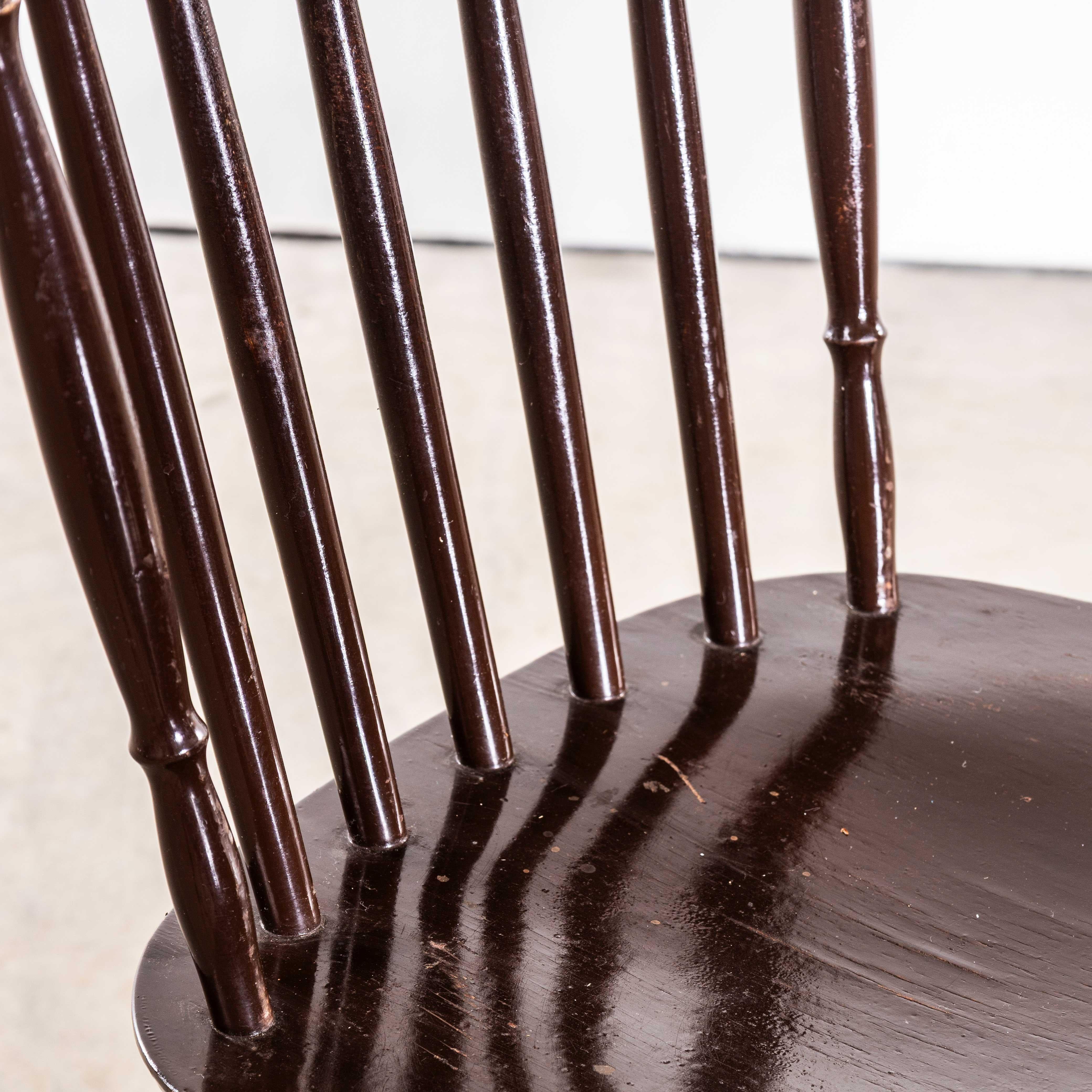 Sedie da pranzo con schienale a fuso tornito scuro degli anni '50 - Set di quattro sedie In condizioni buone in vendita a Hook, Hampshire