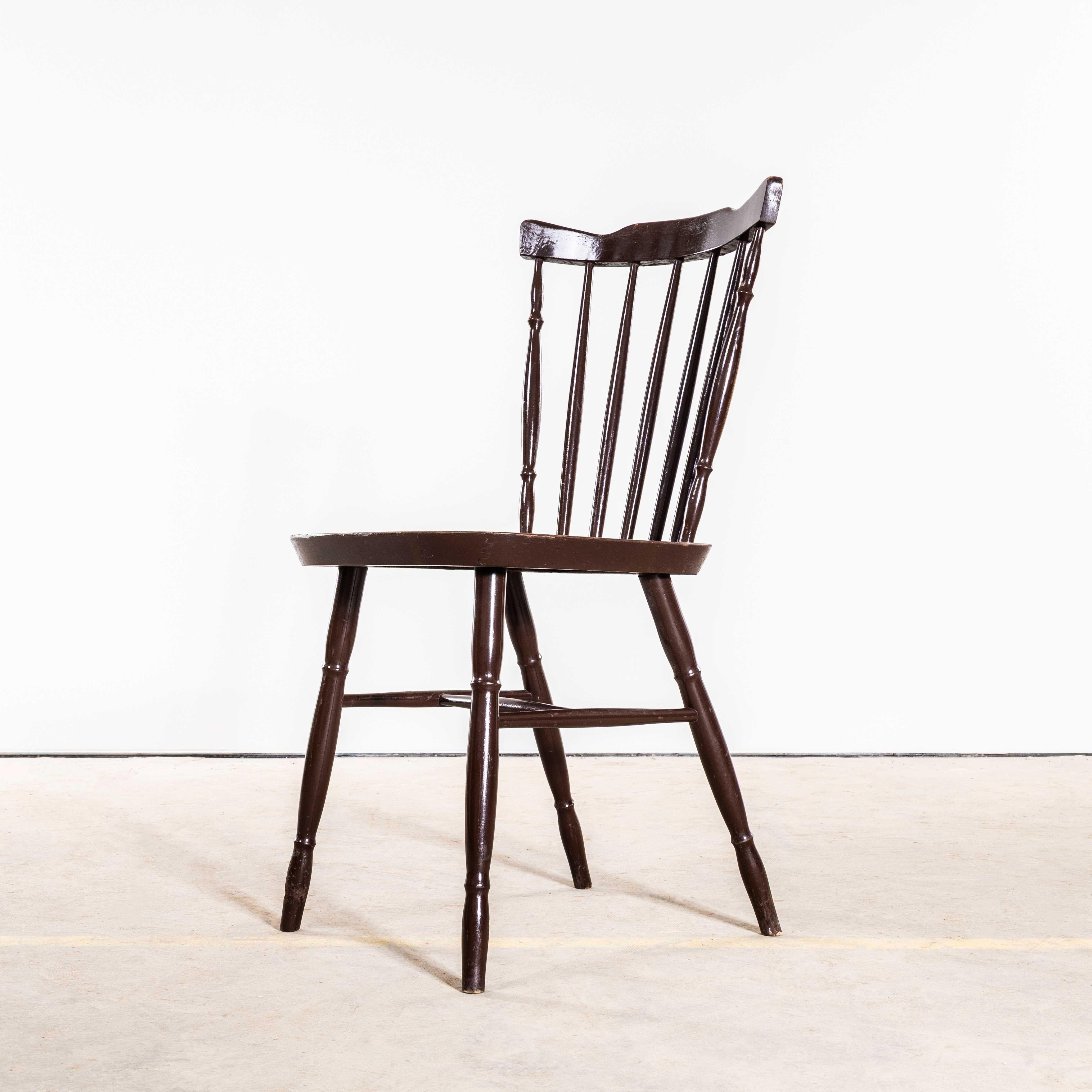 Metà XX secolo Sedie da pranzo con schienale a fuso tornito scuro degli anni '50 - Set di quattro sedie in vendita