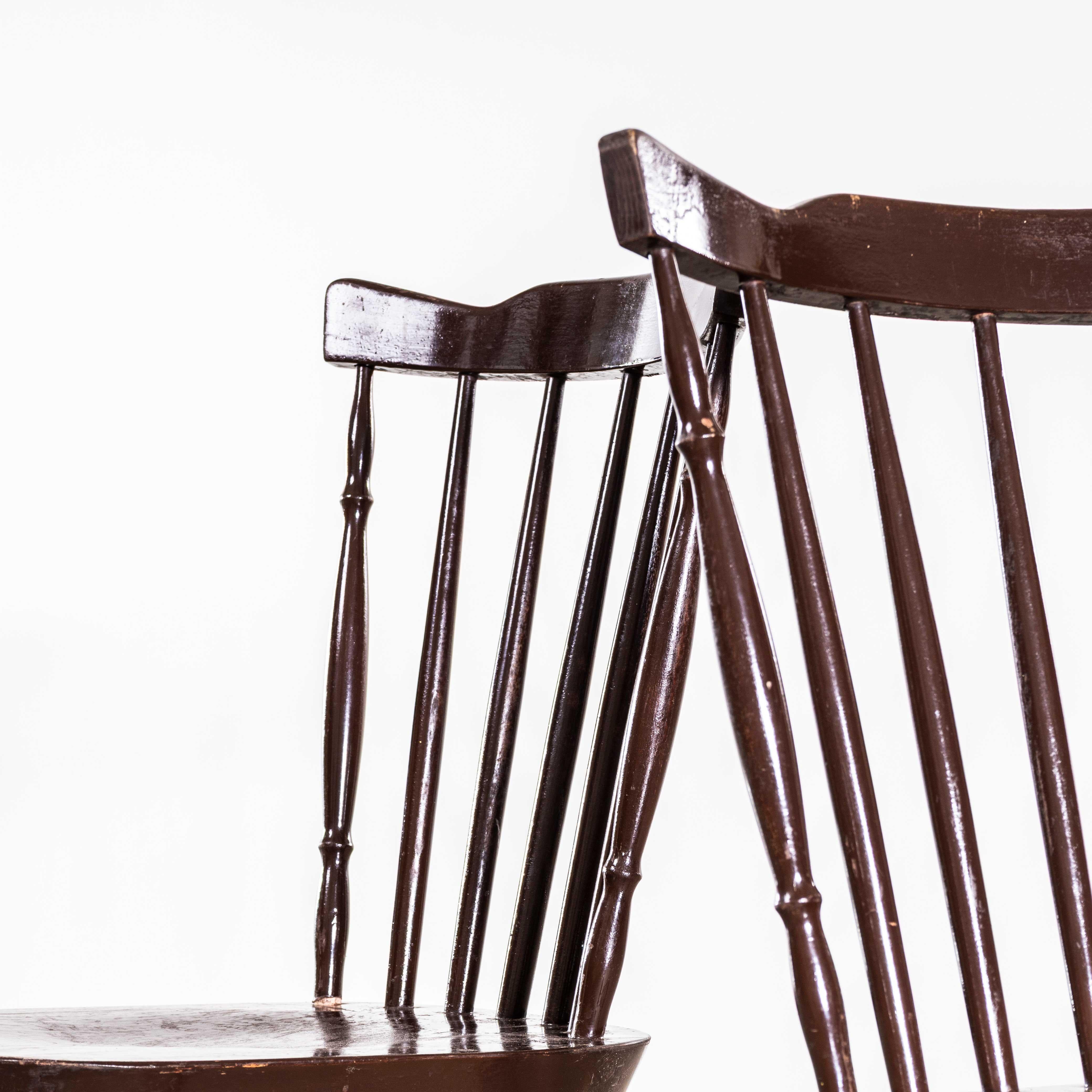 Quercia Sedie da pranzo con schienale a fuso tornito scuro degli anni '50 - Set di quattro sedie in vendita