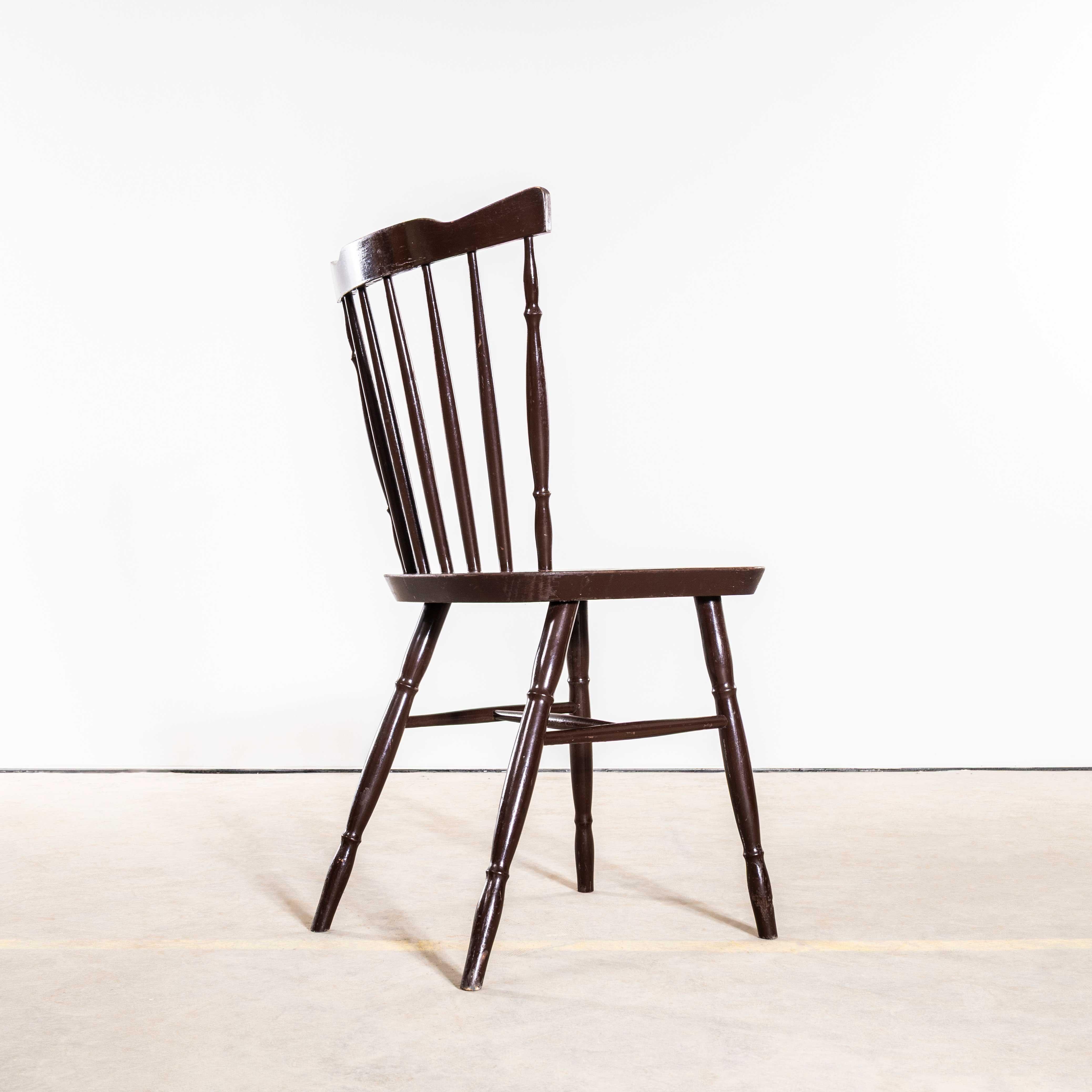 Sedie da pranzo con schienale a fuso tornito scuro degli anni '50 - Set di quattro sedie in vendita 2