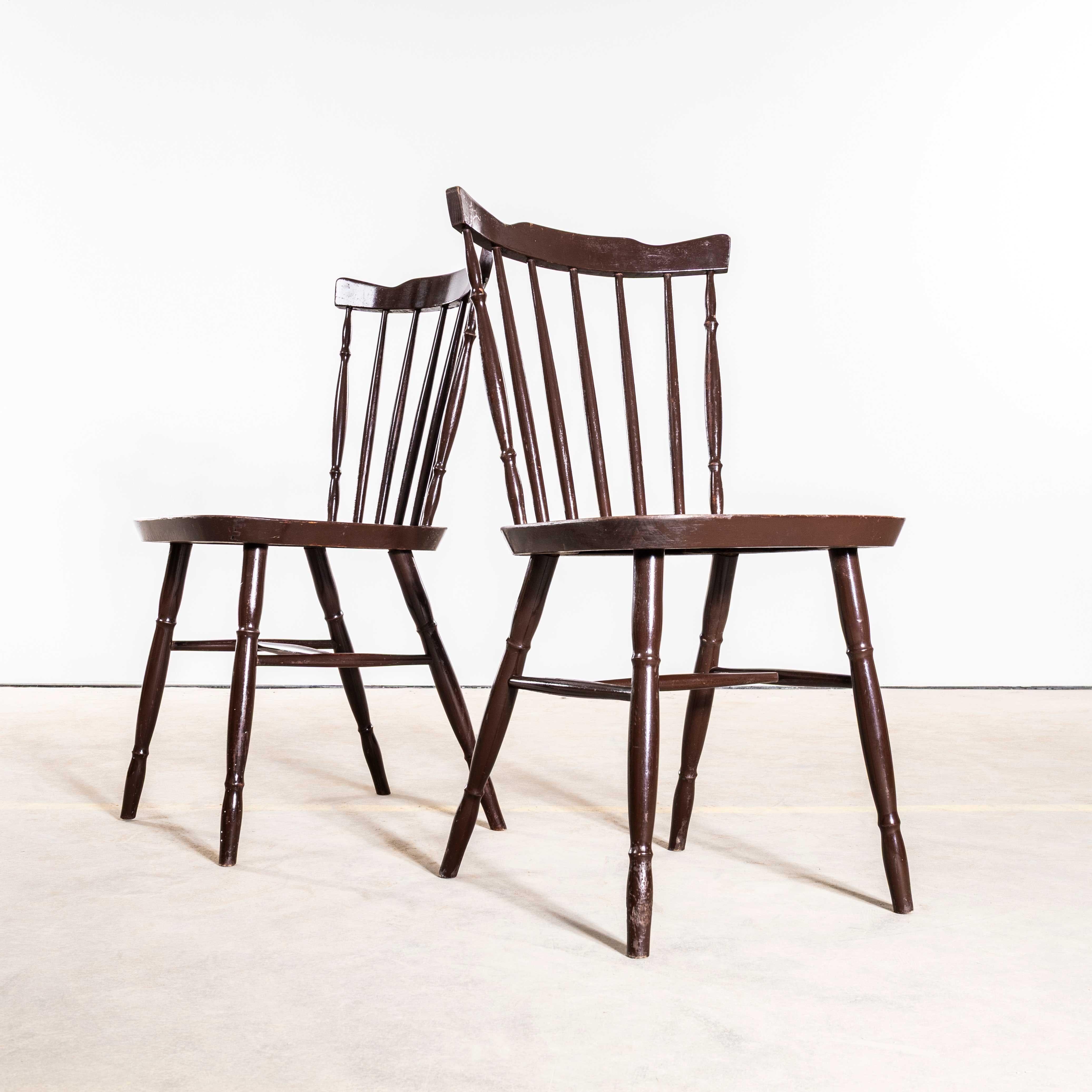 Sedie da pranzo con schienale a fuso tornito scuro degli anni '50 - Set di quattro sedie in vendita 3