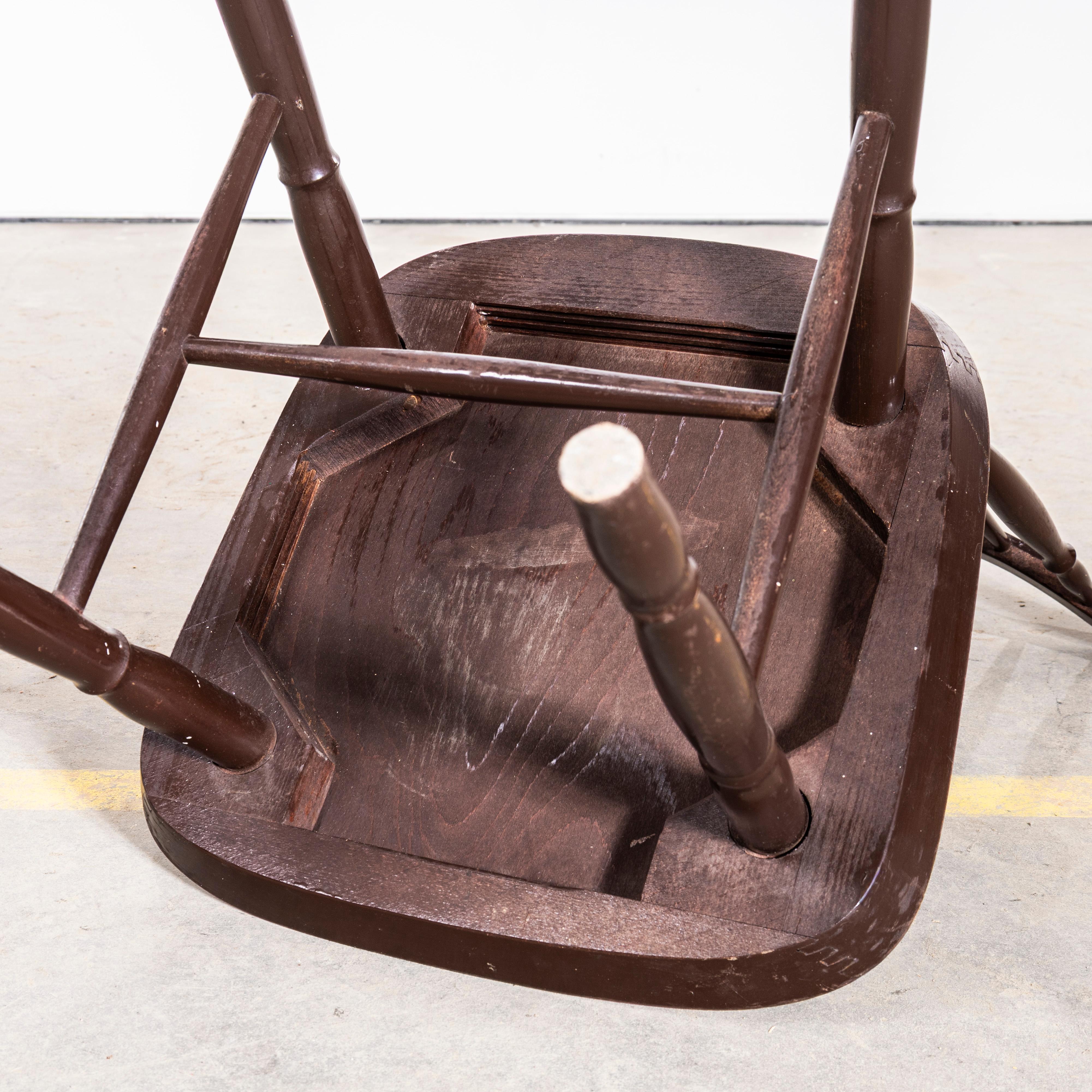 Sedie da pranzo con schienale a fuso tornito scuro degli anni '50 - Set di quattro sedie in vendita 4