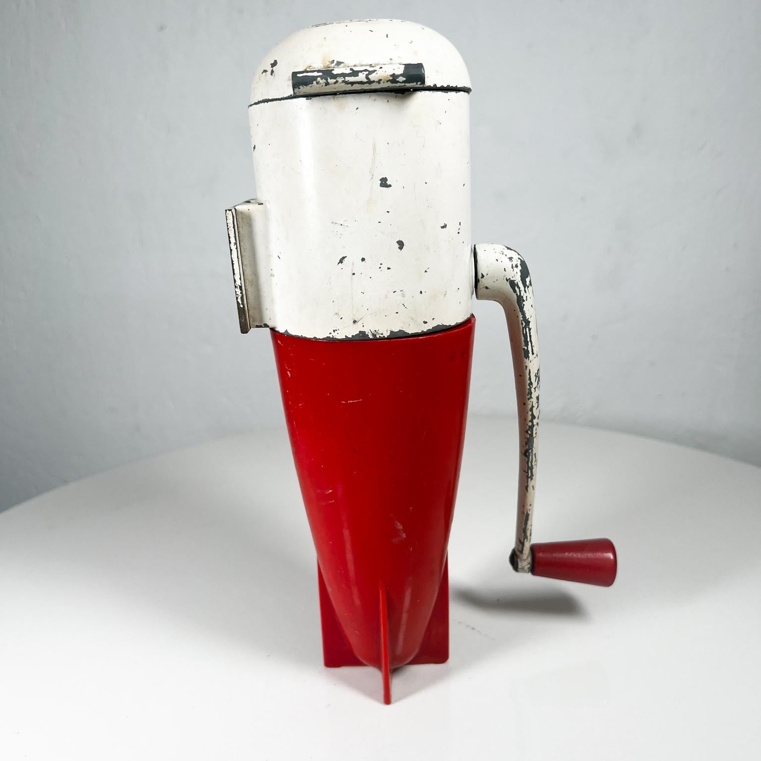 1950s dasey corp triple rocket ice crusher red and white metal
Measures: 6.25 d x 3.75 w x 10.38 tall
Dazey Corp St Louis, Miss
Wall mount bracket
Unrestored original vintage condition. Blemishes and fading.
Untested
See all Images.

