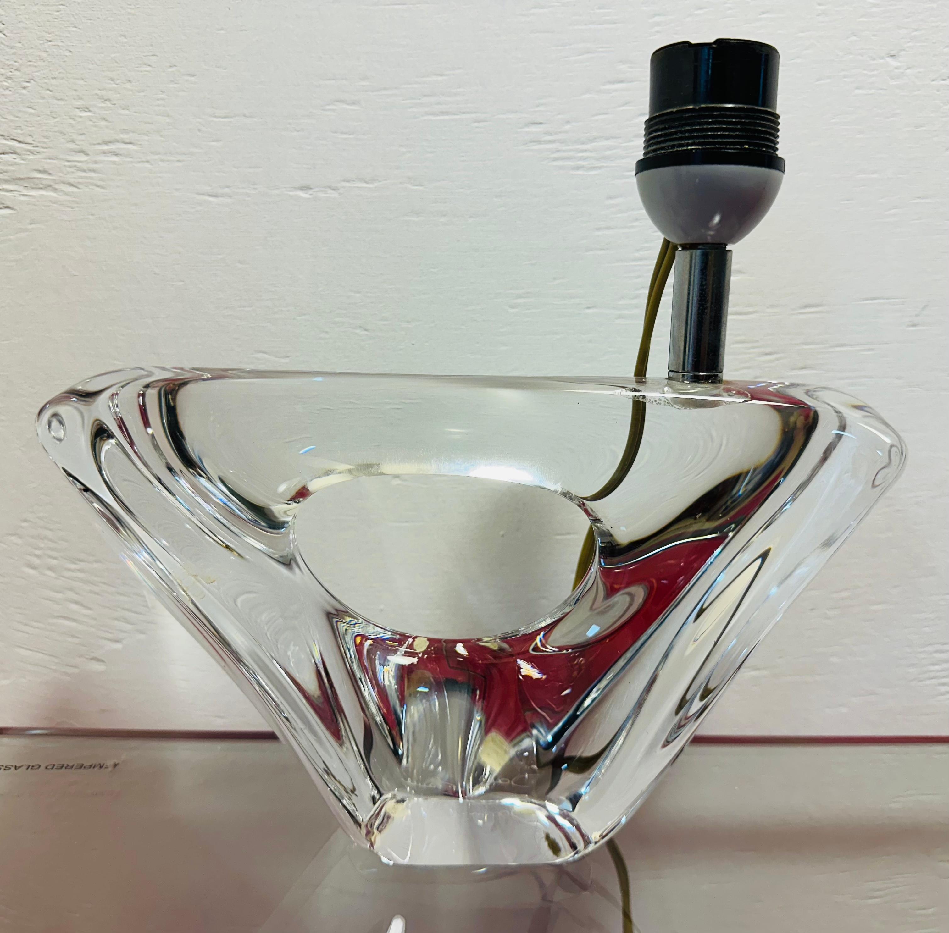 Cristal Lampe de table DAUM France des années 1950 en cristal de verre et voilier signé avec abat-jour d'origine en vente
