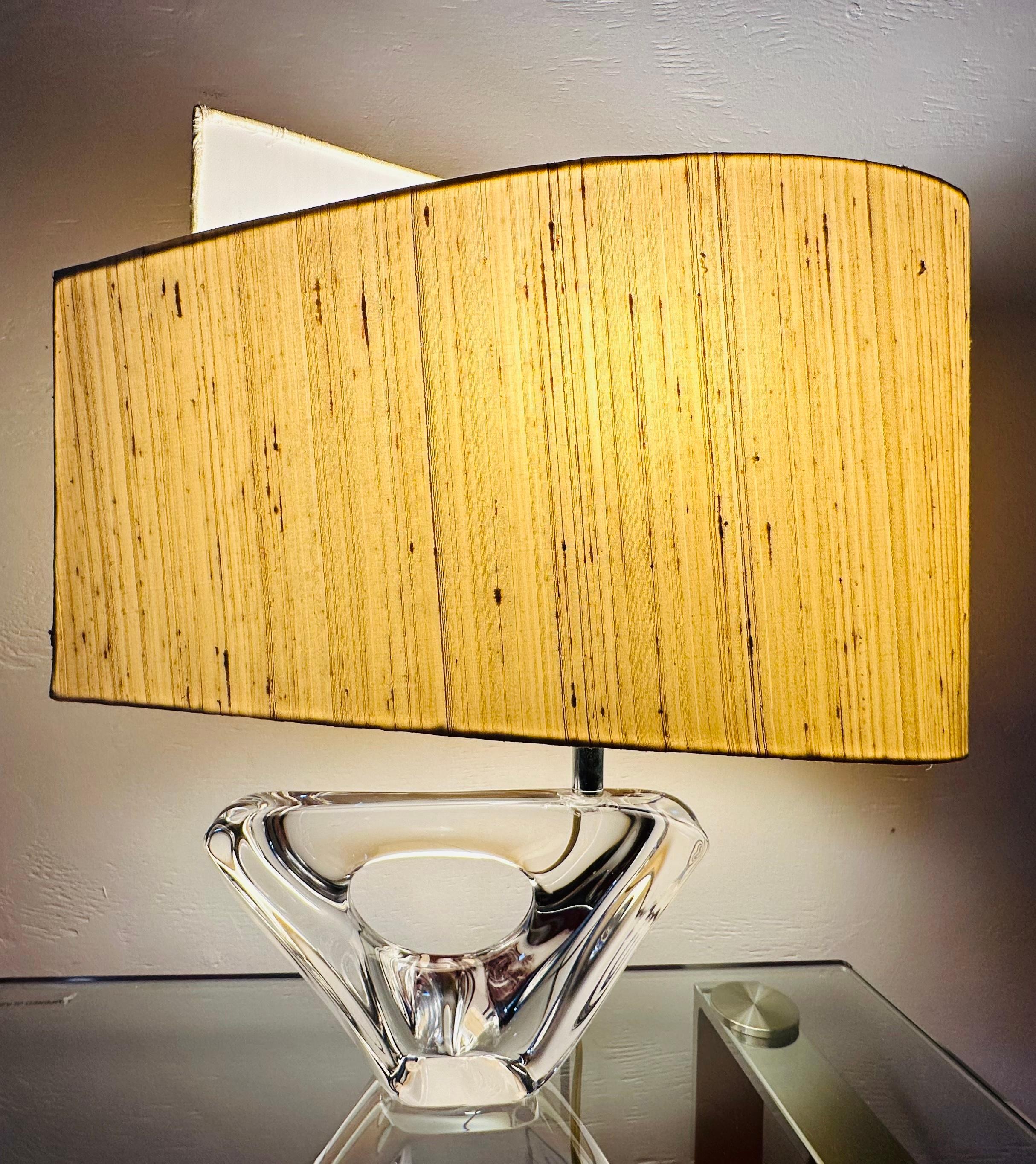 Une belle et rare lampe de table en forme de voilier Daum de France incluant son abat-jour en lin d'origine en forme de voile.  La marque du fabricant est gravée en bas d'un côté.  

Une pièce unique et difficile à se procurer avec l'abat-jour. 