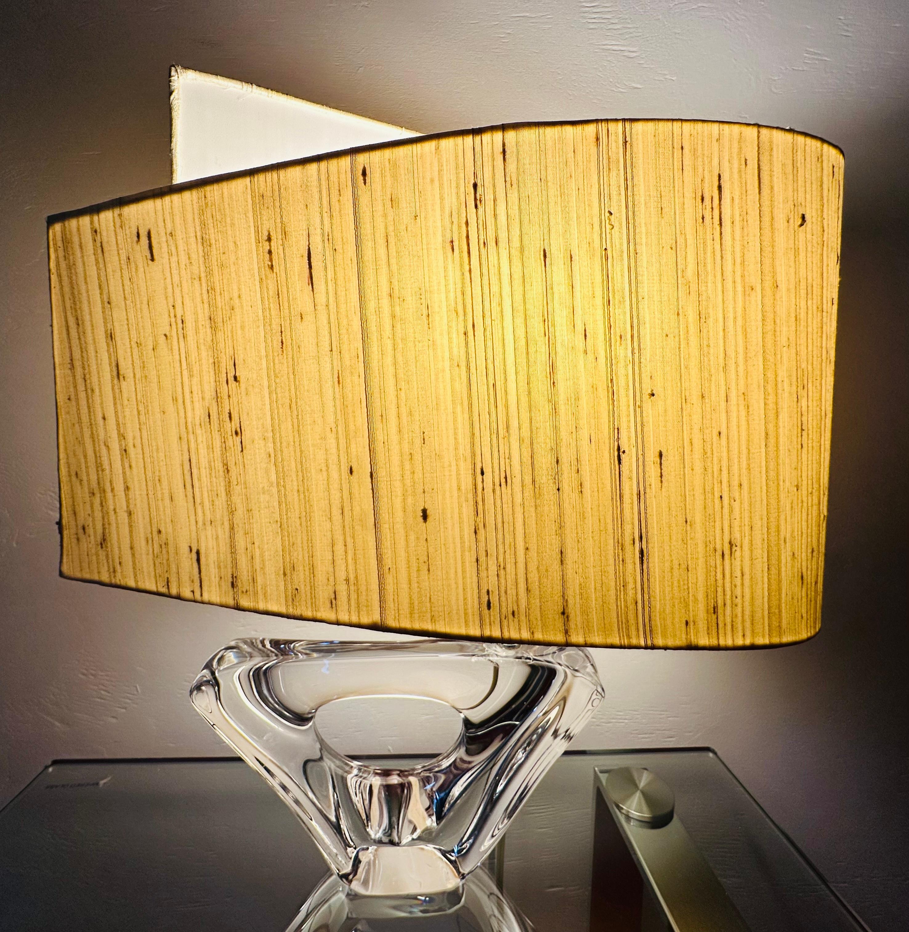 Mid-Century Modern Lampe de table DAUM France des années 1950 en cristal de verre et voilier signé avec abat-jour d'origine en vente