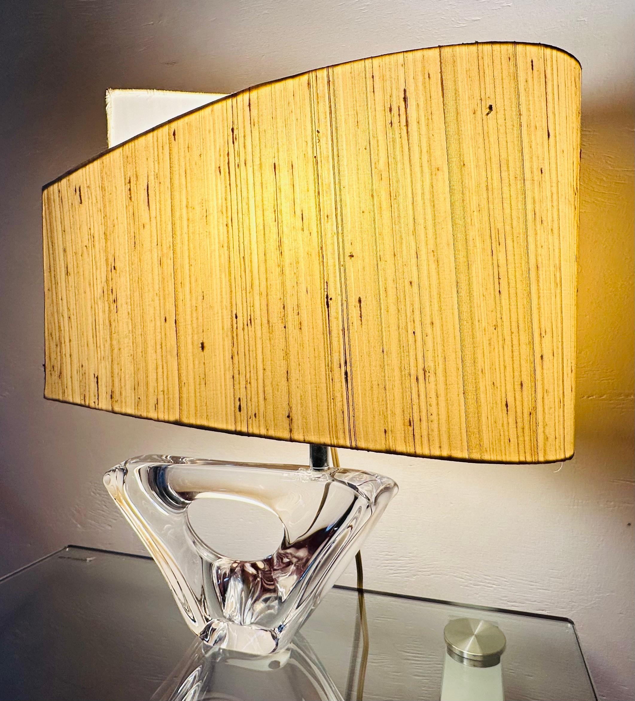 Français Lampe de table DAUM France des années 1950 en cristal de verre et voilier signé avec abat-jour d'origine en vente