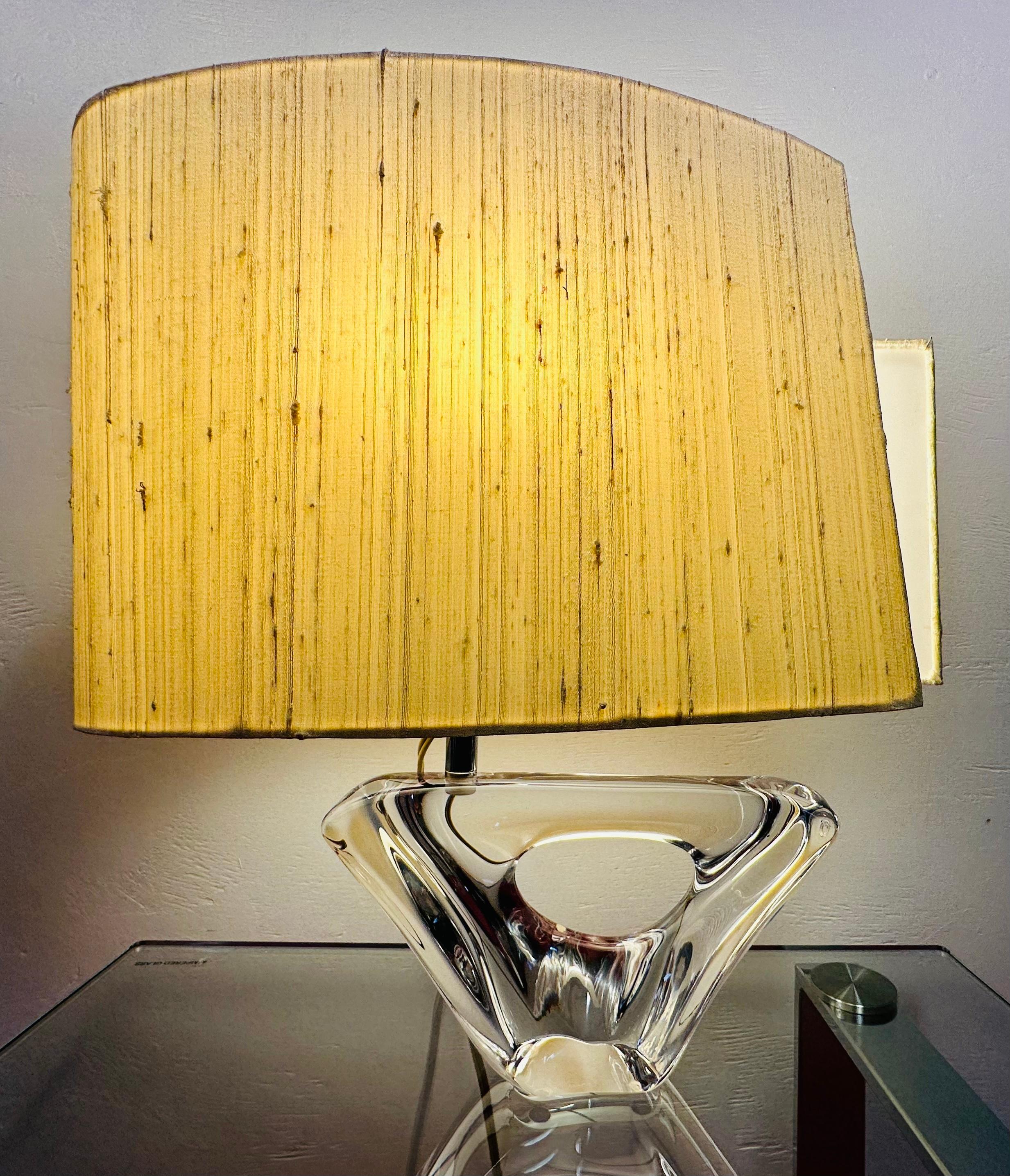 Lampe de table DAUM France des années 1950 en cristal de verre et voilier signé avec abat-jour d'origine Abîmé - En vente à London, GB