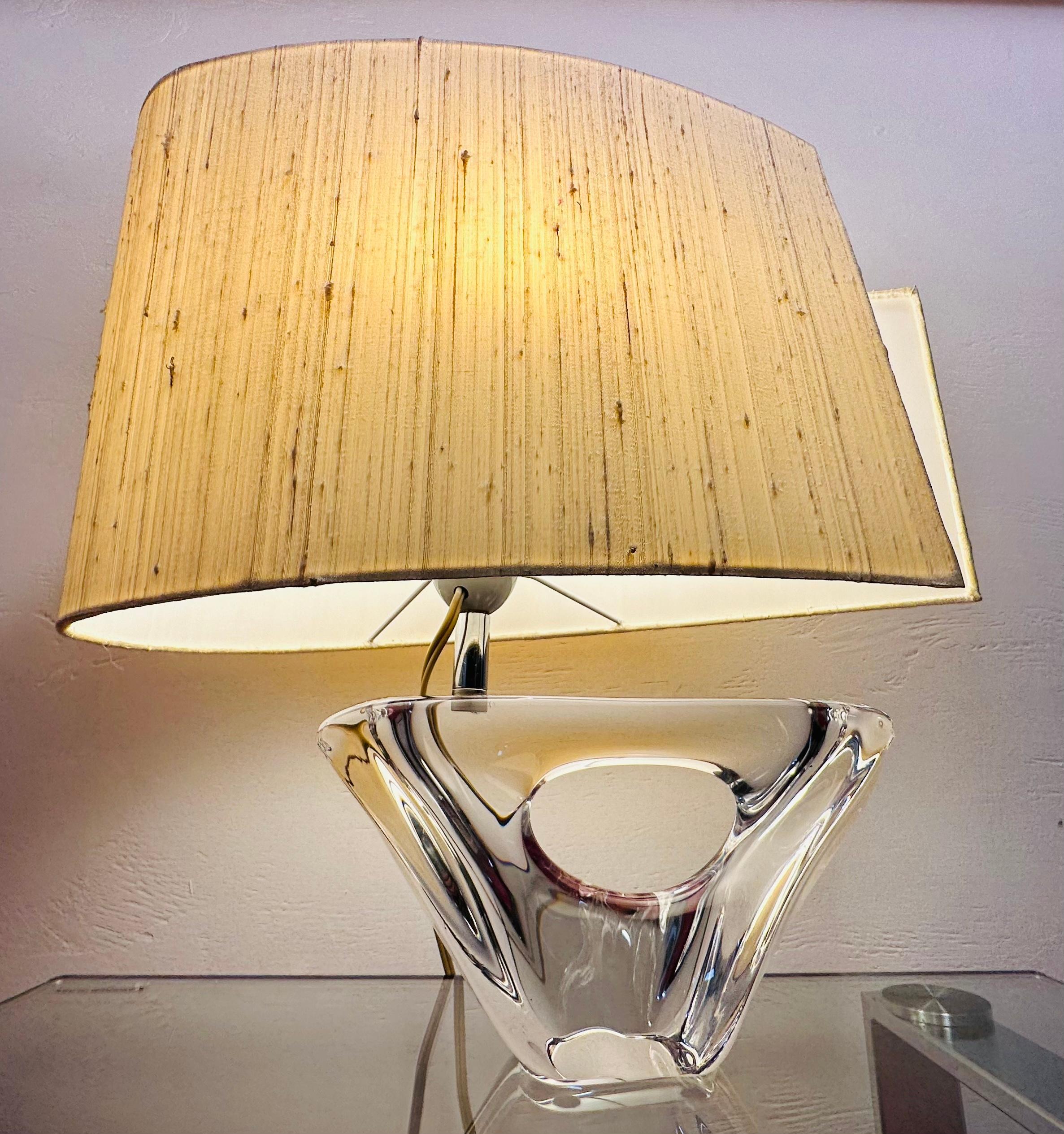 20ième siècle Lampe de table DAUM France des années 1950 en cristal de verre et voilier signé avec abat-jour d'origine en vente