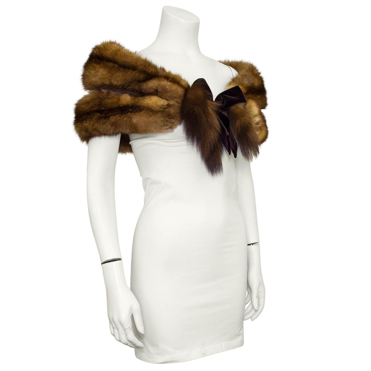 Elegant 1950's golden sable fur stole from the legendary Park Ave. shop De Pinna. Best known for dressing the boys of NYC who needed their suits tailored for prep school and for their stunning luxurious furs (most likely for the mothers of these 