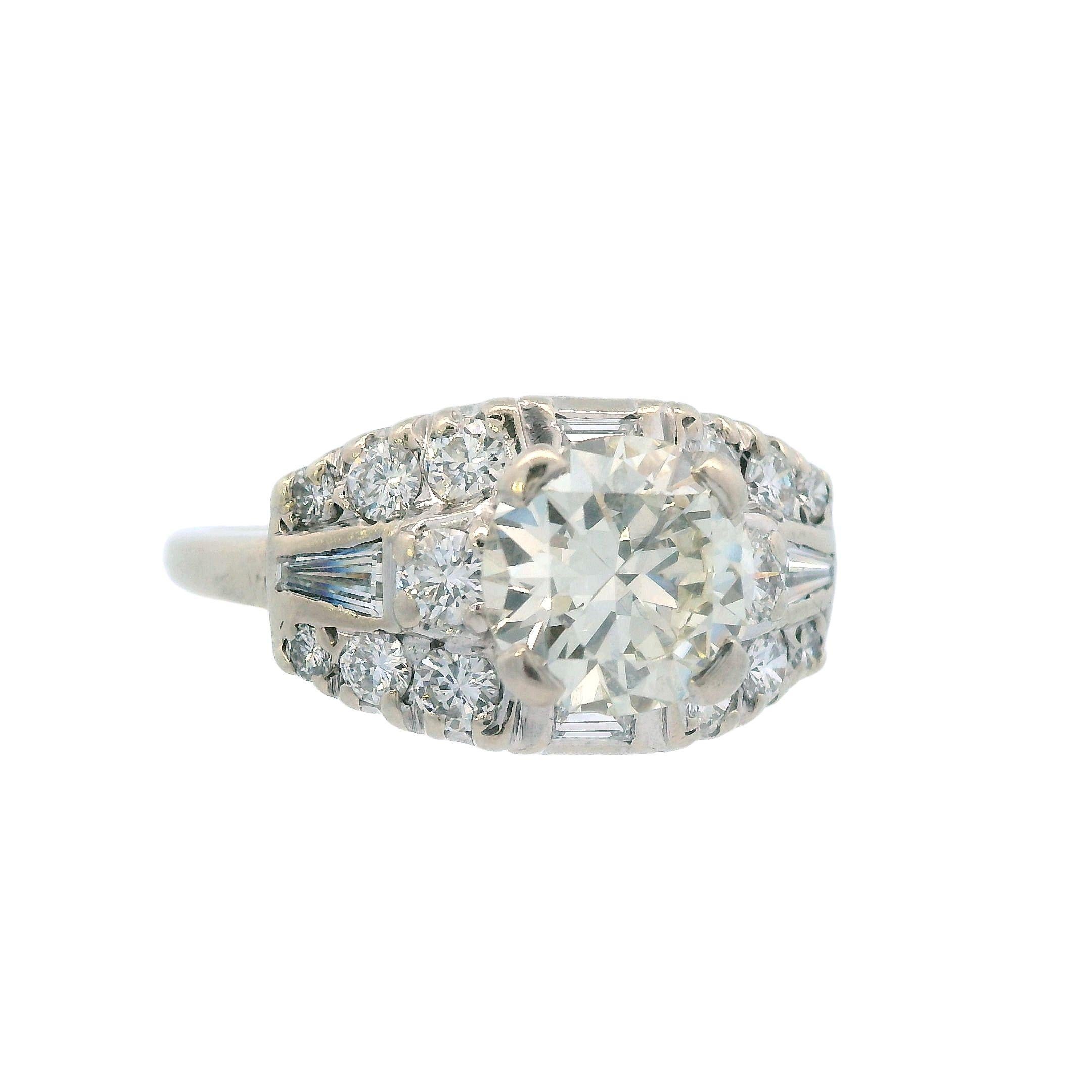 Questo anello con diamante in oro bianco 14k degli anni '50 è spettacolare. Con 2,9 carati di diamanti, questo anello ha una grande presenza e non passerà mai inosservato! L'eccezionale qualità e dimensione dei diamanti, così come la lavorazione
