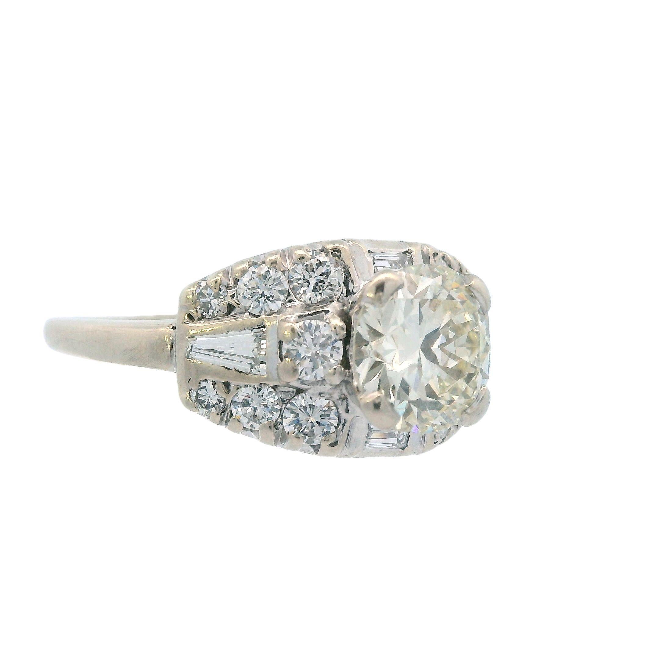 Art Déco Anello Deco anni '50 in oro bianco 14k e diamanti tondi/baguette in vendita