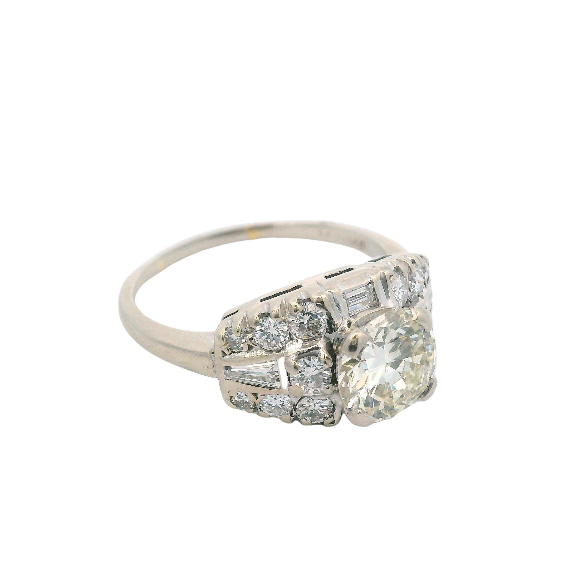 Taglio rotondo Anello Deco anni '50 in oro bianco 14k e diamanti tondi/baguette in vendita