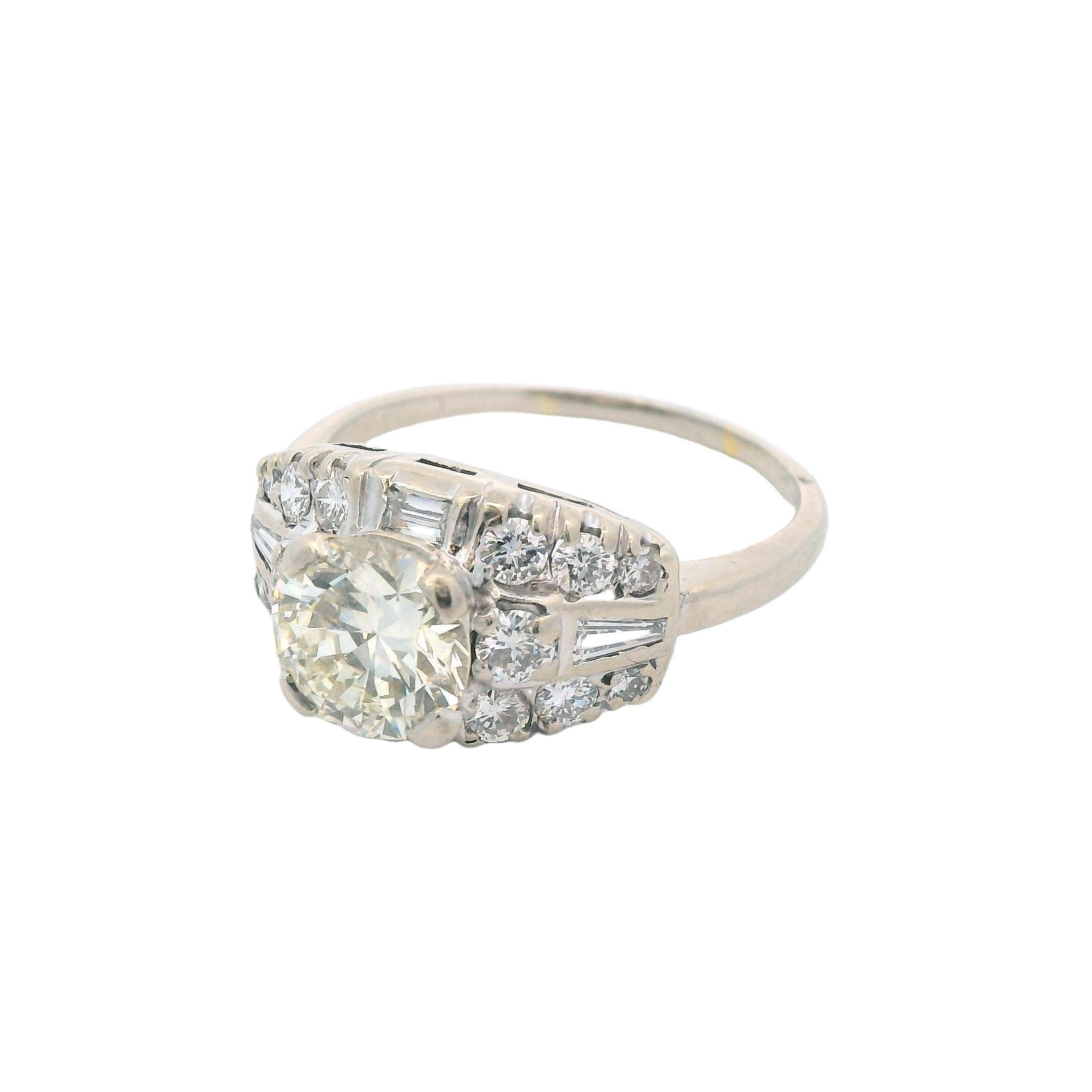 Anello Deco anni '50 in oro bianco 14k e diamanti tondi/baguette in vendita 1