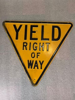 Panneau de signalisation en acier embossé "Yield Right of Way", déclassé, datant des années 1950