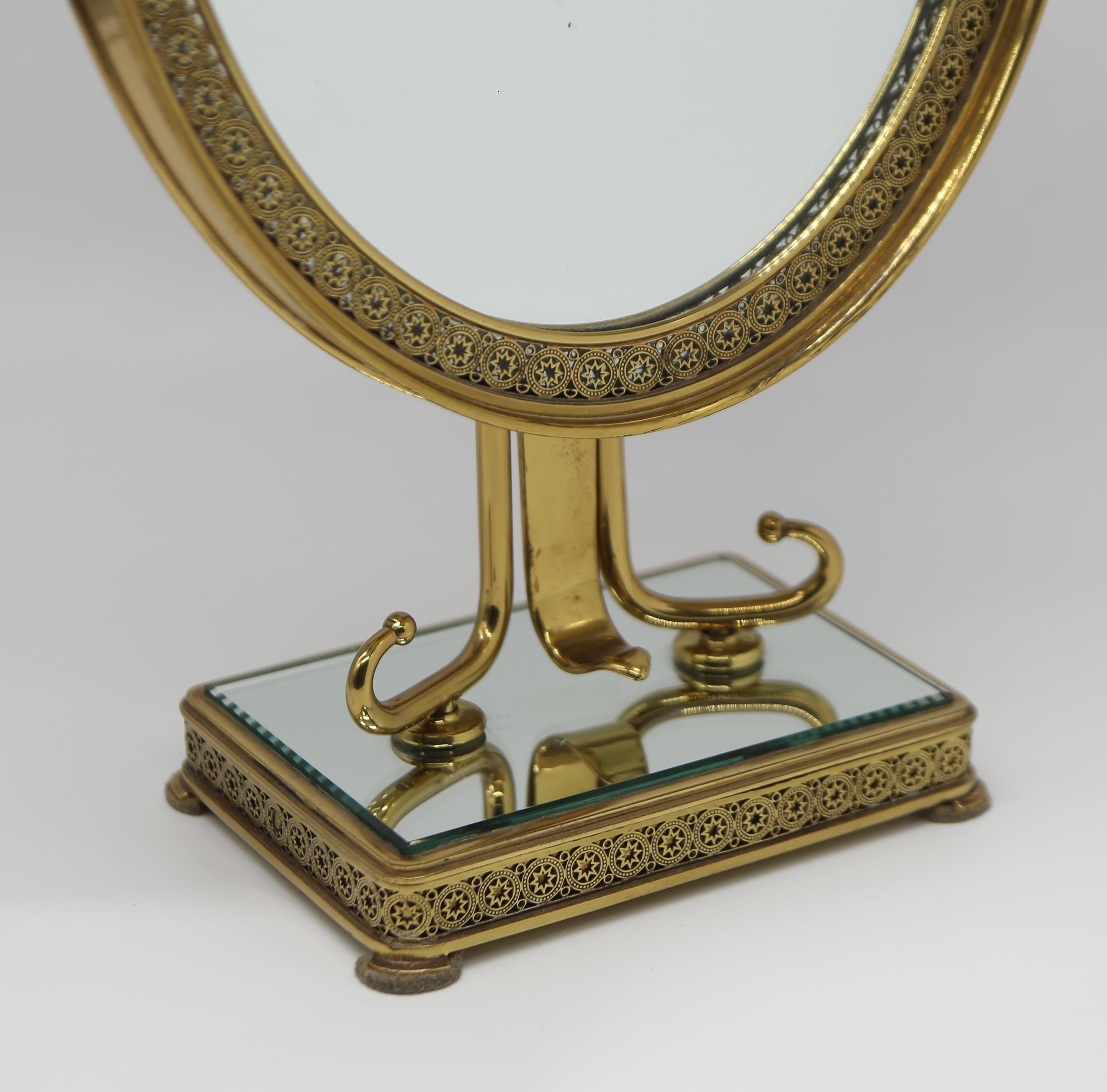 Decorated brass table mirror from the 1950s, made in Italy.
This item is in excellent condition. Ideal for a makeup set.