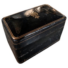 Scatola decorativa in pelle nera degli anni ’50 con rifiniture dorate e motivo botanico