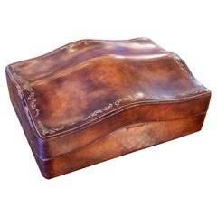 Scatola decorativa in pelle marrone degli anni '50 con forma ondulata e dettagli in oro. Italia