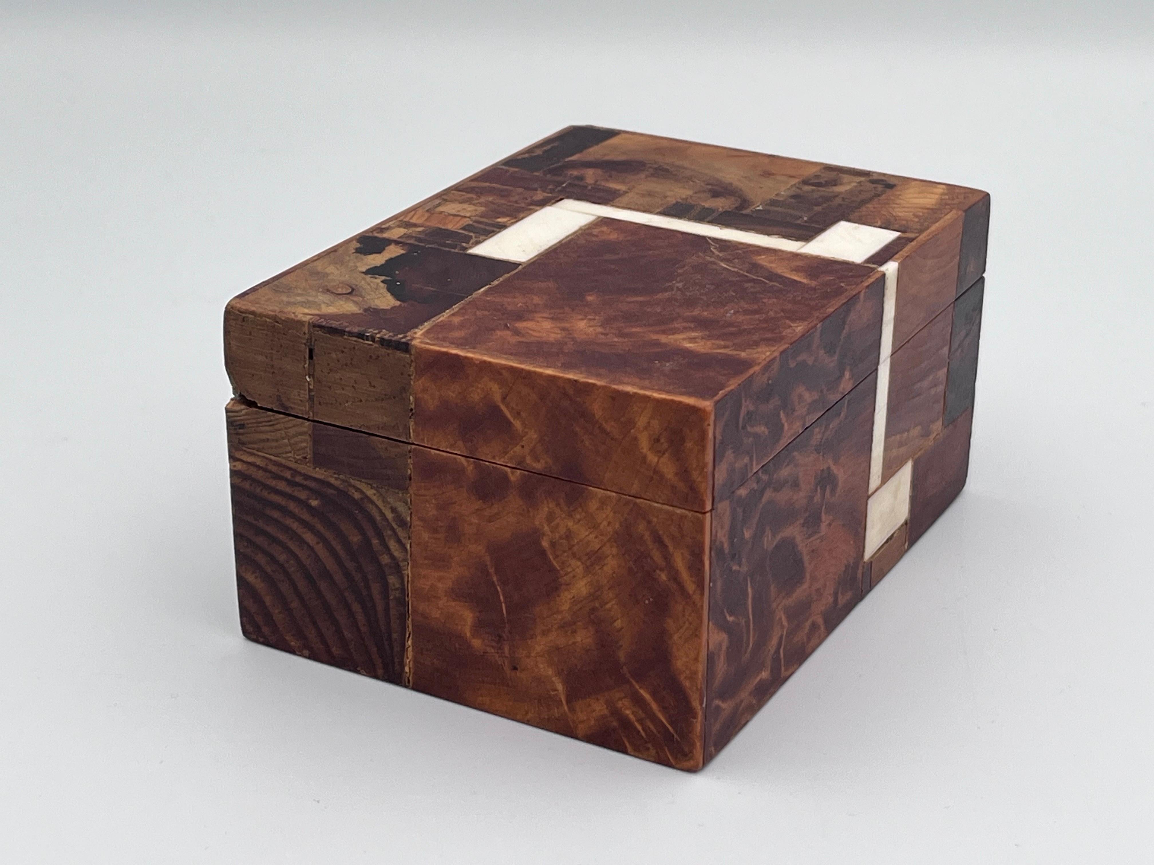 1950's  Boîte décorative MCM en bois incrusté de loupe de Norman Brumm en vente 3