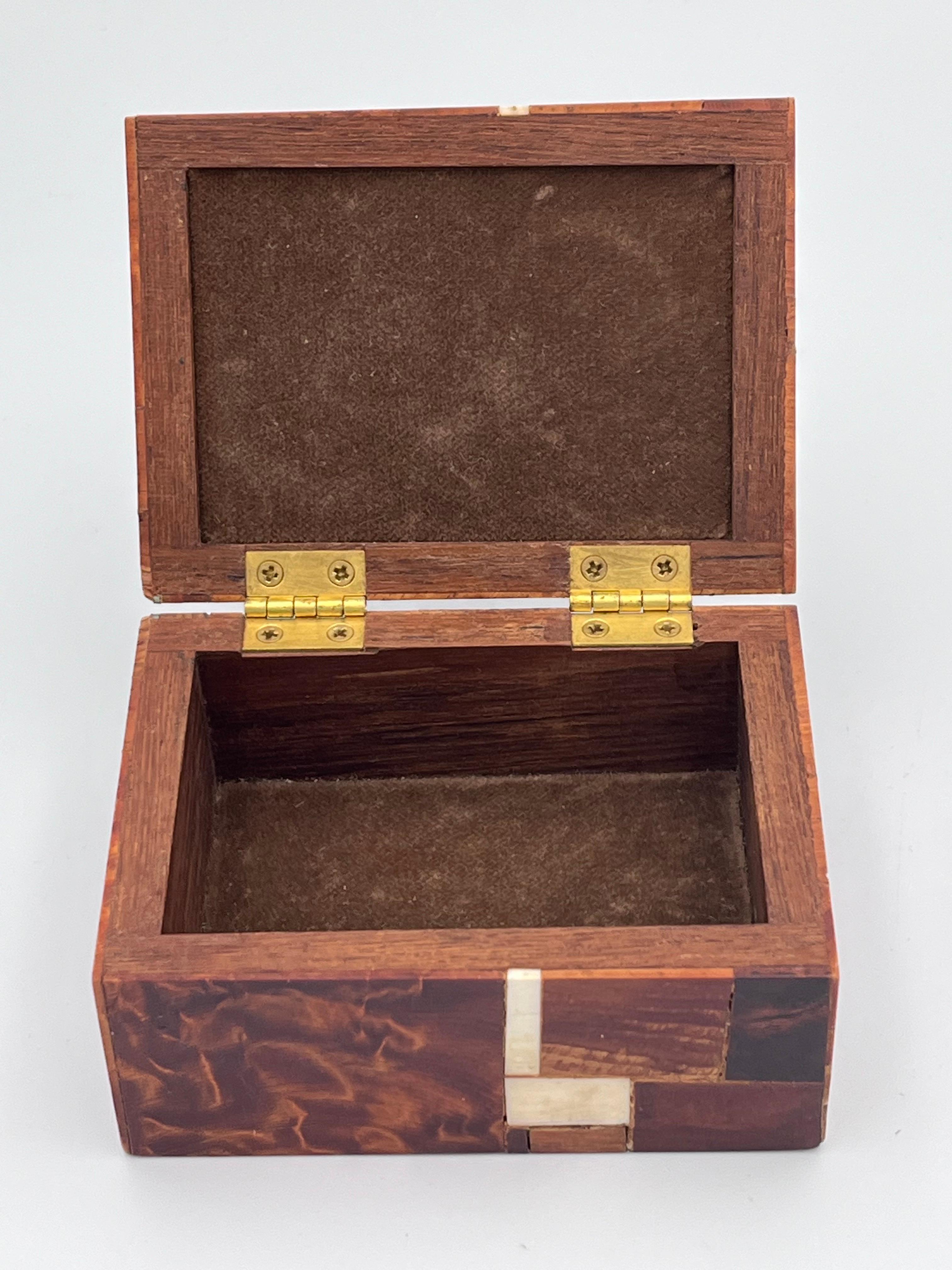 1950's  Boîte décorative MCM en bois incrusté de loupe de Norman Brumm en vente 7