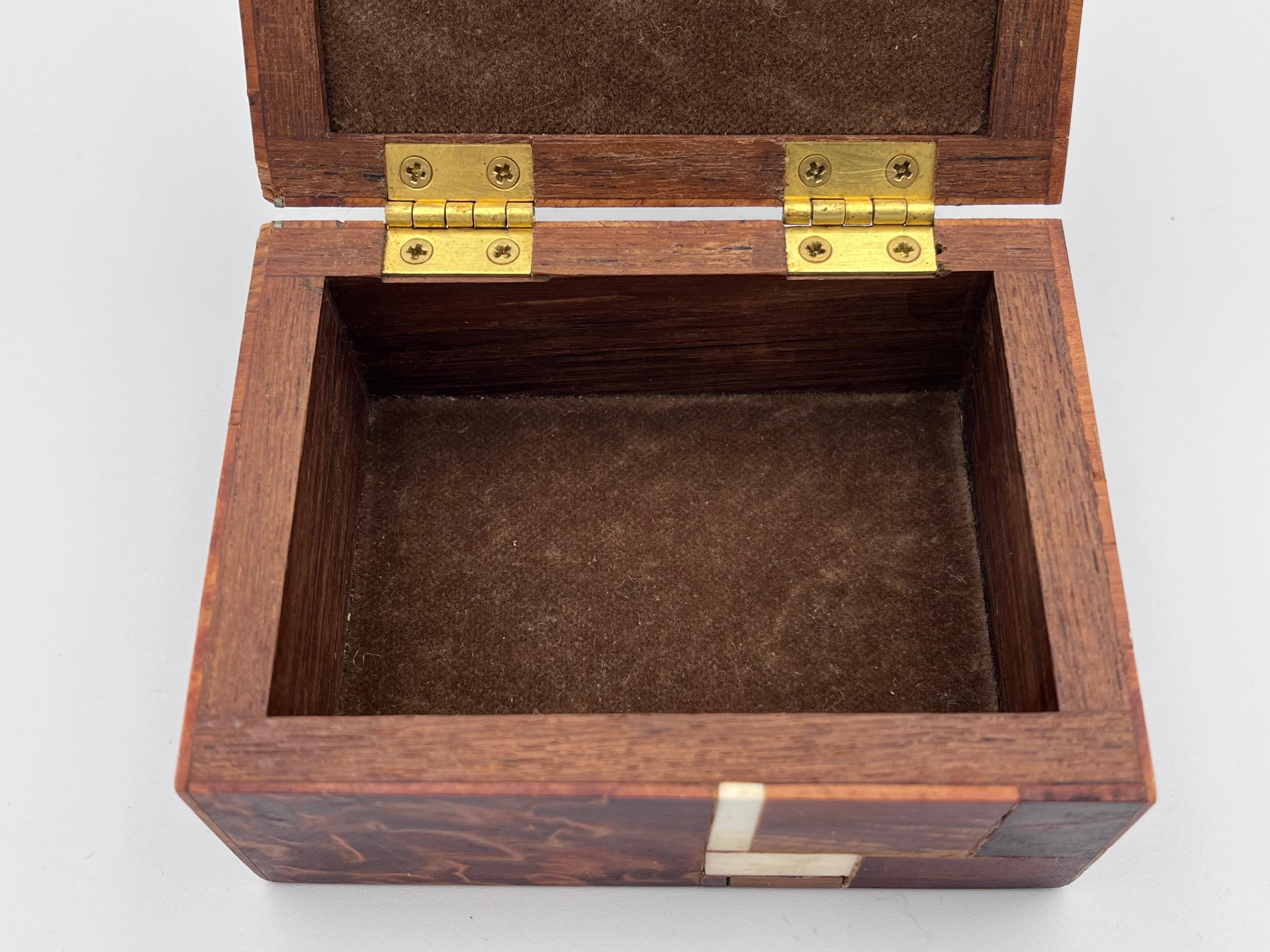 1950's  Boîte décorative MCM en bois incrusté de loupe de Norman Brumm en vente 11