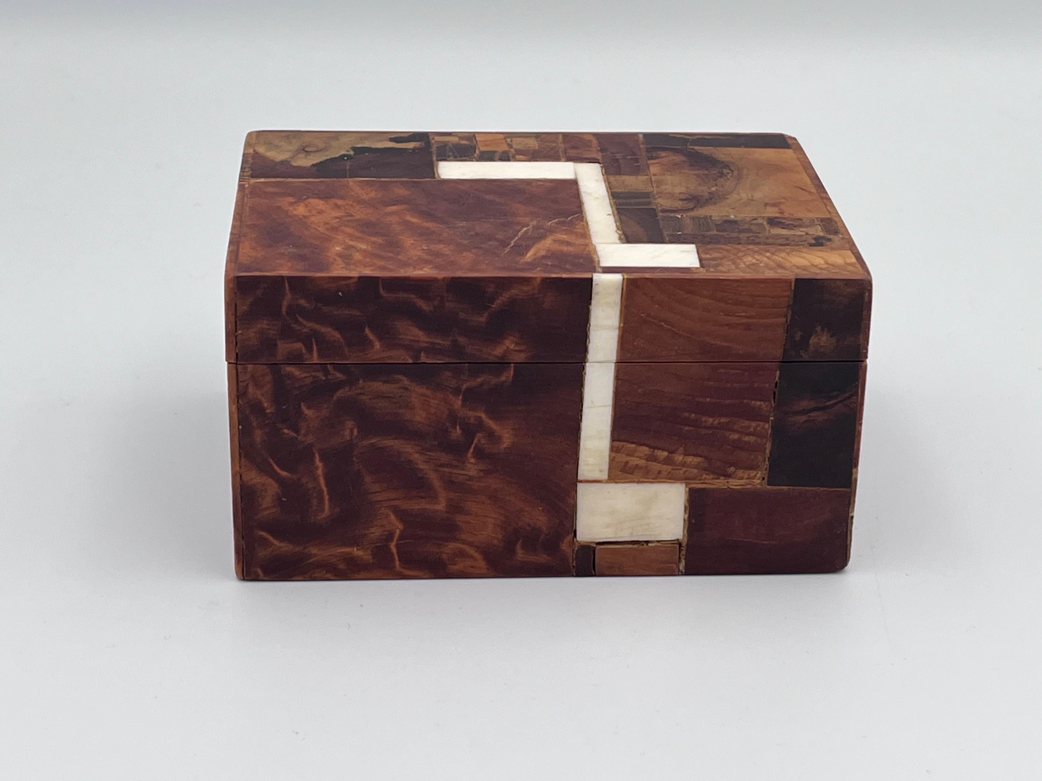 Mid-Century Modern 1950's  Boîte décorative MCM en bois incrusté de loupe de Norman Brumm en vente