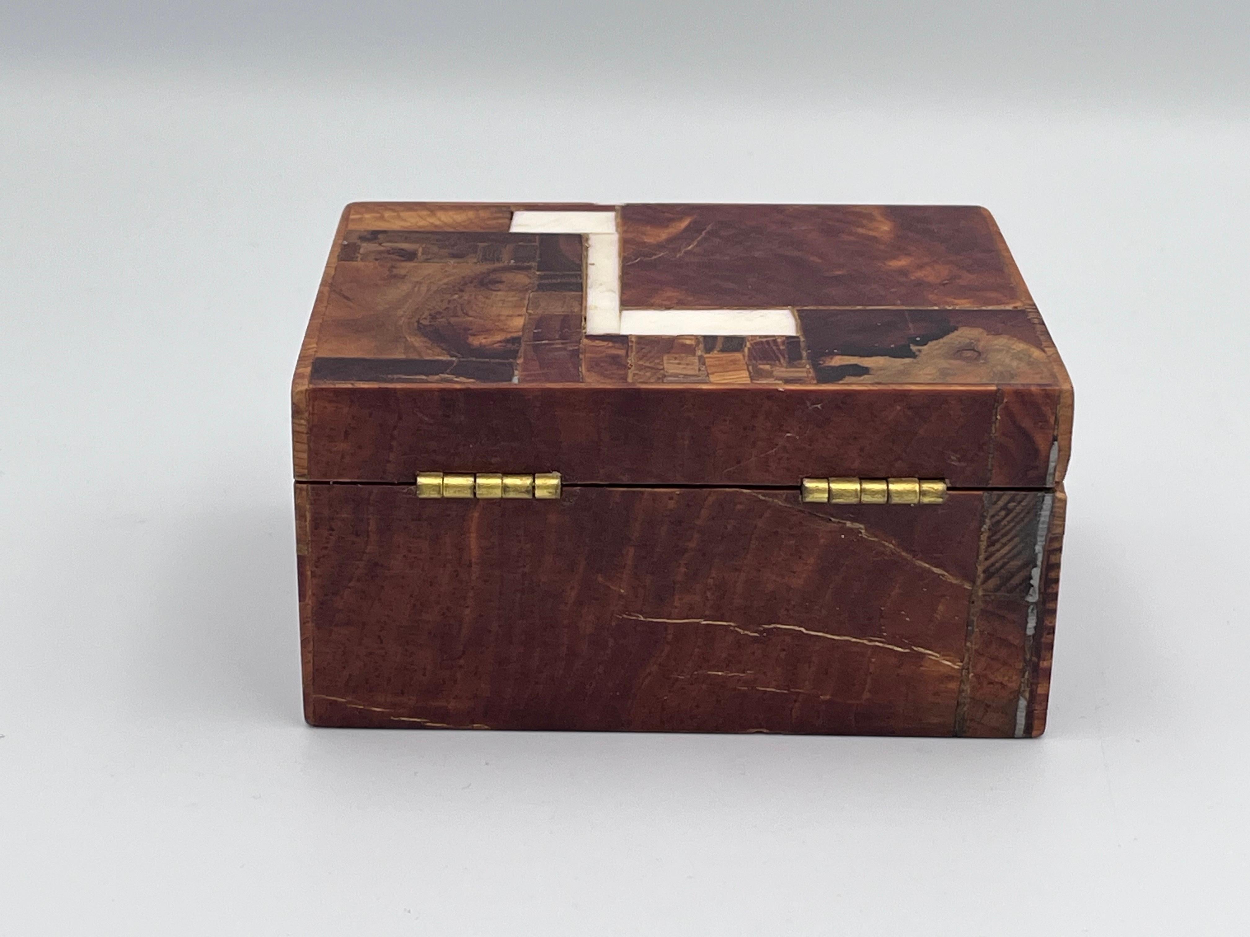 Laiton 1950's  Boîte décorative MCM en bois incrusté de loupe de Norman Brumm en vente